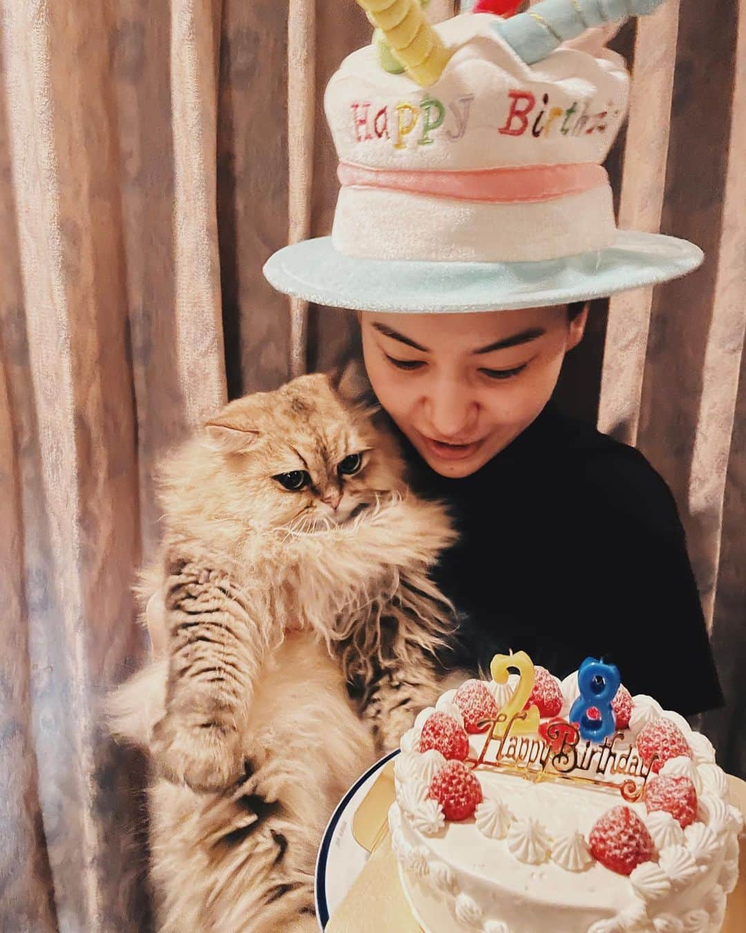 金井美樹 のインスタグラム：「家族がお祝いしてくれました🎂 よく見てください！娘の年齢間違えてます！！！ 27歳なんですけどね！！！！！！！ 28年めってことでまとまりました🕯 #ろうそくのニュースタイル」