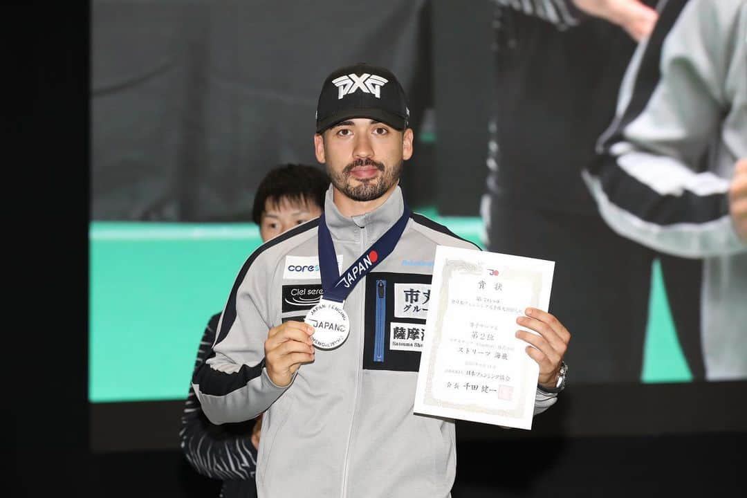 ストリーツ海飛のインスタグラム：「2023年全日本選手権準優勝 。 Wasn’t able to defend my title, but came home with 🥈 at the 2023 All-Japan Championships. It was a battle from the beginning to the end. It wasn’t the finish I wanted, but I found that DAWG in me again.   Thank you for the friends and family who came all the way to Numazu to support me. As well as my affiliation CoreStaff and my sponsors for the continuous support. Lastly, thank you to the people of Numazu for the amazing cheering and energy.  . . . . . . .  #AllJapan #SecondPlace #Dawg #🥈 #🤺 #Fencing #Fencer #フェンシング #scherma #Escrime #Esgrima #Fechten #Saber #Sabre #Championships #Edox #CoreStaff #PXG #PXGJapan #薩摩酒造 #市丸グループ #Finals #Kaito #streets」