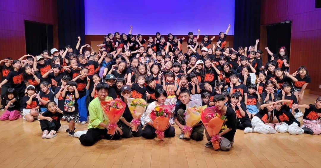 のインスタグラム：「僕が昔からお世話になっているダンススクールニューチルドレンズさんから登録者100万人のお祝いで花束をいただきました☺️すごく感動でした🥺✨今日は、ありがとうございました😭 ニューチルさん達とのコラボは、あっという間でした！ 楽しかったです♪ @dance.school__new.childrens  @tyonmagekozou」
