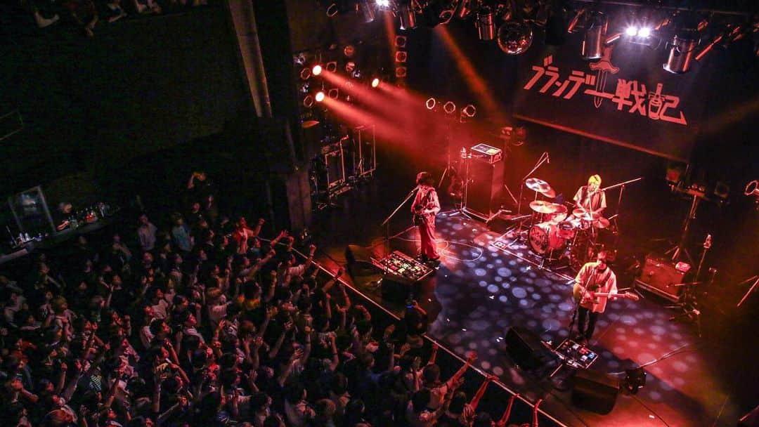 のインスタグラム：「. 9/19(火)は、ブランデー戦記 pre. 1st EP「人類滅亡ワンダーランド」realease tour ＠渋谷 Spotify O-WESTでした🥃  ブランデー戦記、THE 2と初めましてのフレッシュで刺激的なステージになりました✨  見に来てくださった皆さん、ありがとうございました！  次のライブは、9/29(金)「おいしくるメロンパン answer tour - 結ぶリボンの方程式 -」初日@神奈川・YOKOHAMA Bay Hall  #おいしくるメロンパン  #人類滅亡ワンダーランド」
