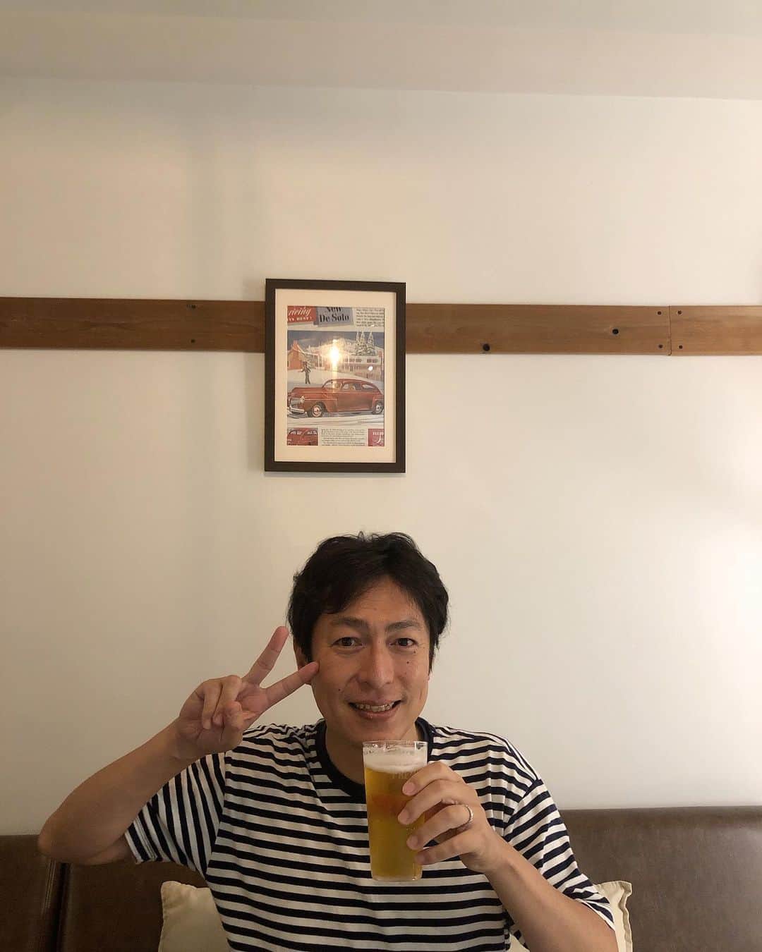 山本愛子のインスタグラム：「44歳ですって〜✨ おめでとう㊗️ 健康第一でよろしく😉  たまには大きい馬券、当ててくださいね♡」