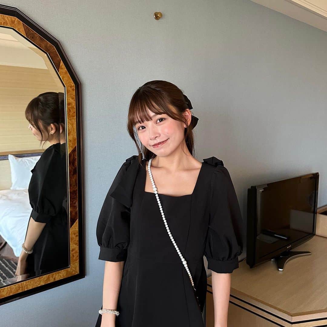 咲奈のインスタグラム：「 記念日にワンピースが着たくて、珍しく黒買ってみた🖤 形も上品で可愛いし、肩のところに大きいリボンがついてるからお気に入り♡  ちなみにems exciteさんのワンピースです🫶🏻✨」
