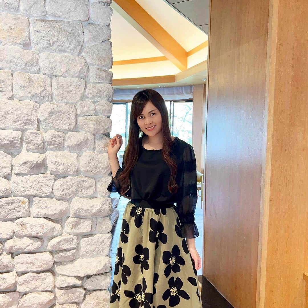 野本愛さんのインスタグラム写真 - (野本愛Instagram)「秋になるとグリーンを取り入れたくなる🥰💚✨  素材が薄くても色が秋色になるだけで グッと秋らしくなる❣️  今年は紅葉を見に行けたらいいなと思います😊✨  トップススカートセット👗 @goinluck.jp   🔍商品番号：SUIHX6278BKS  🌟goinluckクーポンコード（20% off）：himemode　 　締め切り：９月２５日  🚚発送・返品・交換は全部無料！  #💰最大0円で買えるキャンペーン開催中 　　https://www.goinluck.com/pages/vip-page  #goinluck #セットアップコーデ #花柄スカート #秋服 #緑コーデ #黒トップス #上品コーデ #大人コーディネート #秋ファッション #秋コーディネート #プチプラコーデ #スカートコーデ #静岡旅行」9月19日 21時34分 - himemode