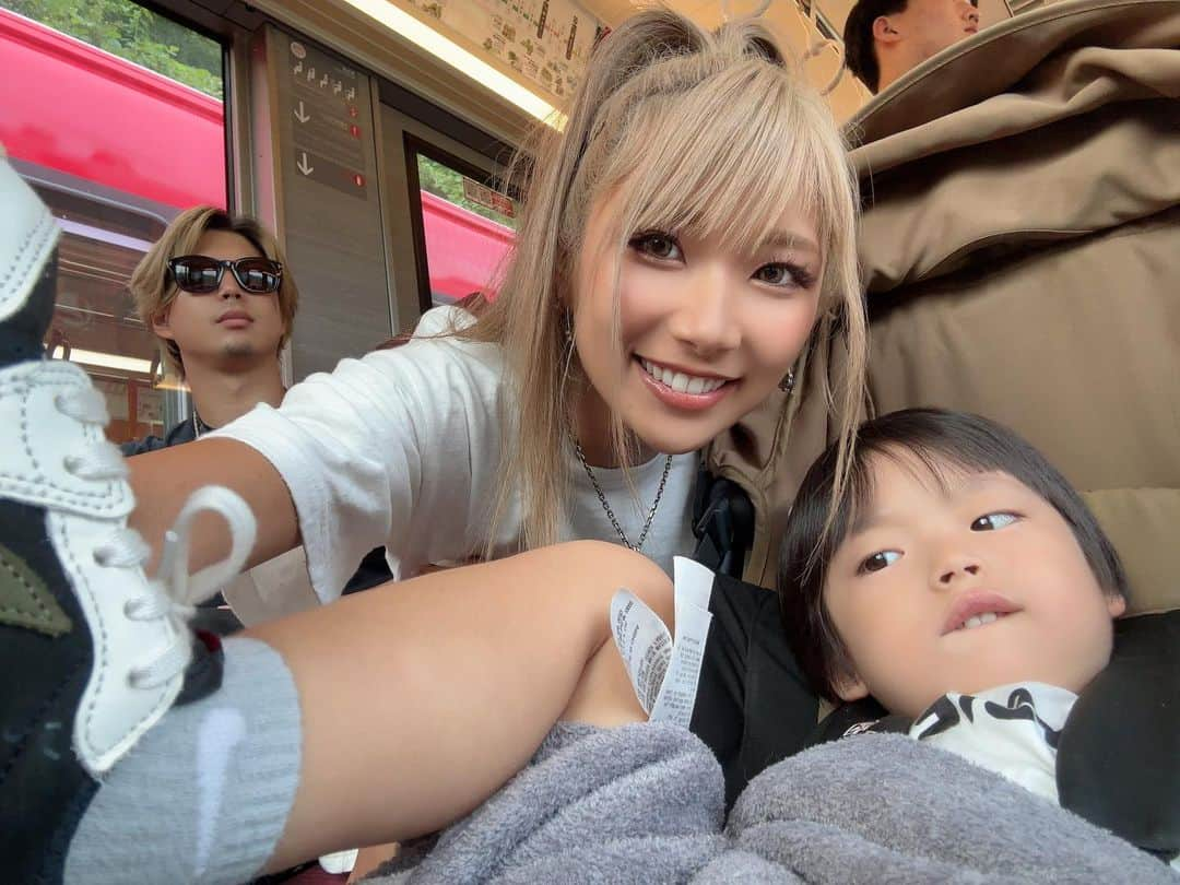 高橋由真さんのインスタグラム写真 - (高橋由真Instagram)「夏の思い出pic🌻  箱根登山電車に乗るすっとぼけ顔の夫婦🚃  先頭から見る景色が映画の世界みたいだった🌱  #夫婦 #家族 #旅行 #箱根 #箱根旅行 #箱根登山鉄道 #箱根登山電車 #男の子ママ #夏の思い出 #時差投稿 #🌻 #🚃」9月19日 21時34分 - yumachi1021