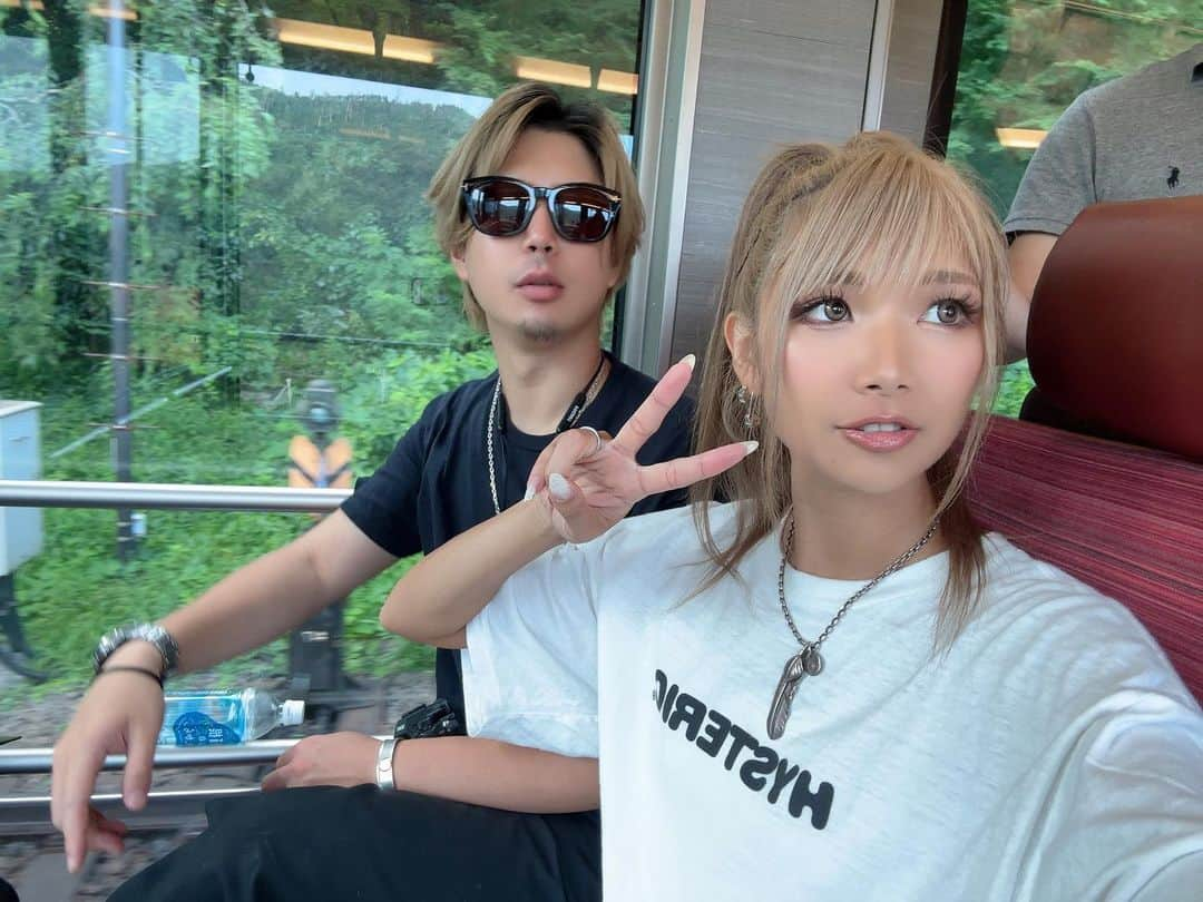 高橋由真さんのインスタグラム写真 - (高橋由真Instagram)「夏の思い出pic🌻  箱根登山電車に乗るすっとぼけ顔の夫婦🚃  先頭から見る景色が映画の世界みたいだった🌱  #夫婦 #家族 #旅行 #箱根 #箱根旅行 #箱根登山鉄道 #箱根登山電車 #男の子ママ #夏の思い出 #時差投稿 #🌻 #🚃」9月19日 21時34分 - yumachi1021