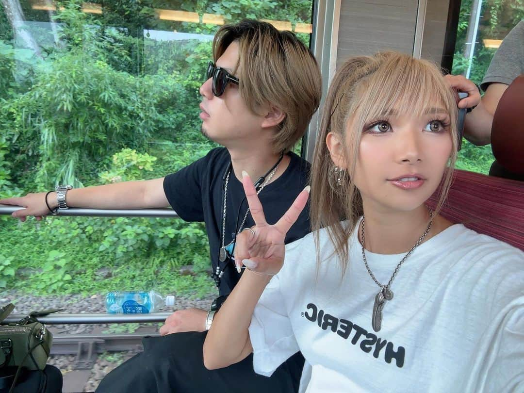 高橋由真のインスタグラム：「夏の思い出pic🌻  箱根登山電車に乗るすっとぼけ顔の夫婦🚃  先頭から見る景色が映画の世界みたいだった🌱  #夫婦 #家族 #旅行 #箱根 #箱根旅行 #箱根登山鉄道 #箱根登山電車 #男の子ママ #夏の思い出 #時差投稿 #🌻 #🚃」