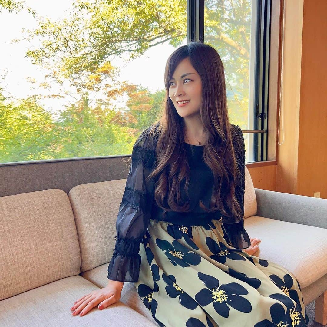 野本愛のインスタグラム：「秋になるとグリーンを取り入れたくなる🥰💚✨  素材が薄くても色が秋色になるだけで グッと秋らしくなる❣️  今年は紅葉を見に行けたらいいなと思います😊✨  トップススカートセット👗 @goinluck.jp   🔍商品番号：SUIHX6278BKS  🌟goinluckクーポンコード（20% off）：himemode　 　締め切り：９月２５日  🚚発送・返品・交換は全部無料！  #💰最大0円で買えるキャンペーン開催中 　　https://www.goinluck.com/pages/vip-page  #goinluck #セットアップコーデ #花柄スカート #秋服 #緑コーデ #黒トップス #上品コーデ #大人コーディネート #秋ファッション #秋コーディネート #プチプラコーデ #スカートコーデ #静岡旅行」