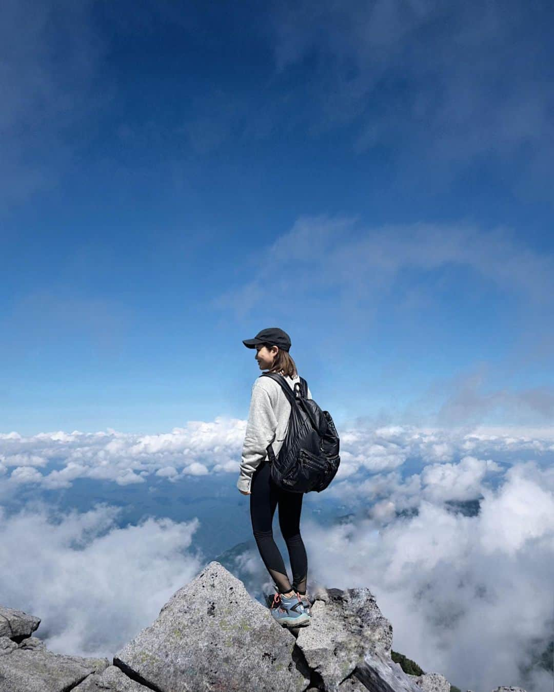 猪鼻ちひろのインスタグラム：「登ったどー！ 久々の登山部は、長野県の木曽駒ヶ岳へ⛰️✊  絶景おもひでオンパレードで載せきれないので スライドショーまで活用←  道中すべての景色が美しくて ずーっと楽しかった♡ (靴擦れ転倒恥ず事件には見舞われたけど 途中までロープウェイなので体力温存もできたよ)  頂上ではお決まりのカップ麺食べて、 みんなで美味しいも分かち合い染み渡って お昼寝もしちゃった。笑  ガチ登山部だった部長Ｋが 何から何まで準備してくれて 本当に感謝だし いつもゲラゲラ笑ってくれるukkyも最高だった🥹🩷  帰りは温泉とサウナ行って ケーキ食べて PAで野菜炒め定食食べて これぞTHE充実！のOFF♨️  ストーリーにも載せよっと🦥🤍 #ちひろトリップ #ちひろtripアウトドア #オバショット」