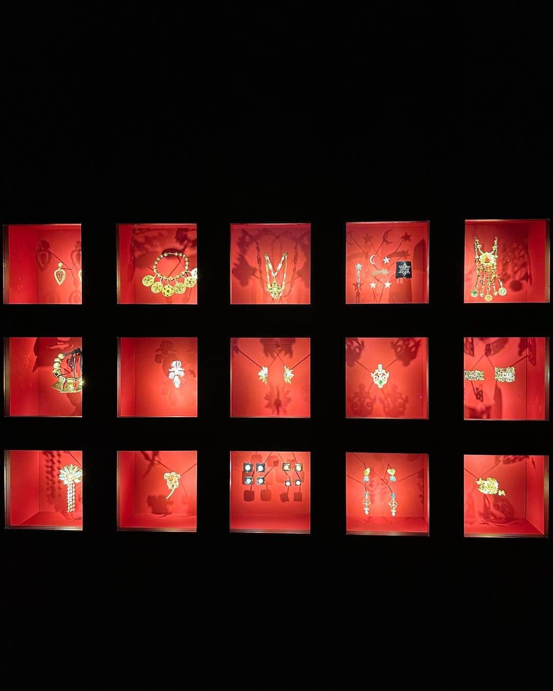 NittaSachikaさんのインスタグラム写真 - (NittaSachikaInstagram)「Yves Saint Laurent, Across the Stvle  内覧会にご招待いただきました。  スケッチから夢で詰まっていて、どの作品も存在感が極まっていました✨  #ysl展　#ysl2023」9月19日 21時34分 - chacch1