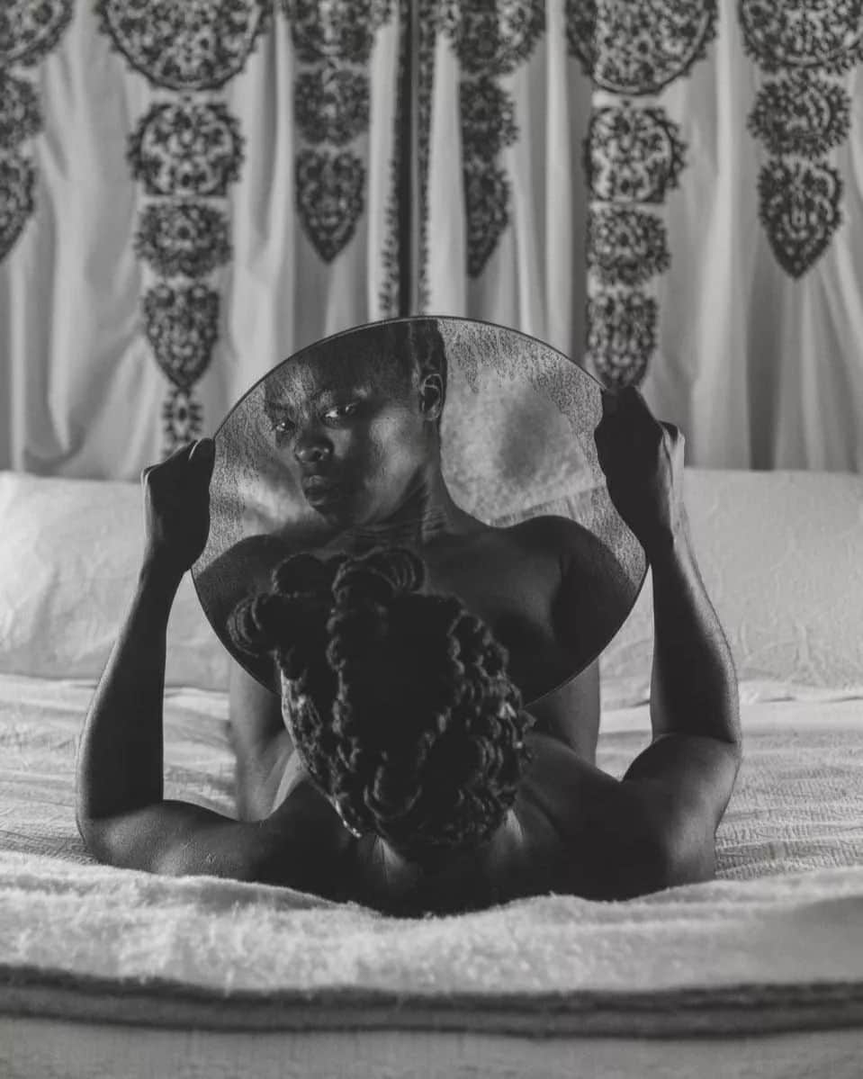 テート・ギャラリーさんのインスタグラム写真 - (テート・ギャラリーInstagram)「'I use art as my own means of articulation. It heals.’ - @muholizanele 🖤   From the early 2000s, #ZaneleMuholi has documented and celebrated the lives of South Africa’s Black lesbian, gay, trans, queer and intersex communities. Muholi turns the camera on themself in their ongoing series, titled 'Somnyama Ngonyama' ('Hail the Dark Lioness' in Zulu), made up of powerful self-portraits taken around the world. These striking black and white portraits use everyday household objects like sunglasses and wire sponges to create elaborate clothing and hair pieces.   The artist described their 'Somnyama Ngonyama' series as 'an unflinchingly personal approach I have taken as a visual activist to confronting the politics of race and pigment in the photographic archive. It is a statement of self-presentation through portraiture.'  Catch Muholi's solo exhibition at Tate Modern next summer. ✨   📸 Somnyama IV, Oslo 2015 📸 Bona, Charlottesville 2015 📸 Thembeka I, New York, Upstate 2015」9月19日 21時36分 - tate