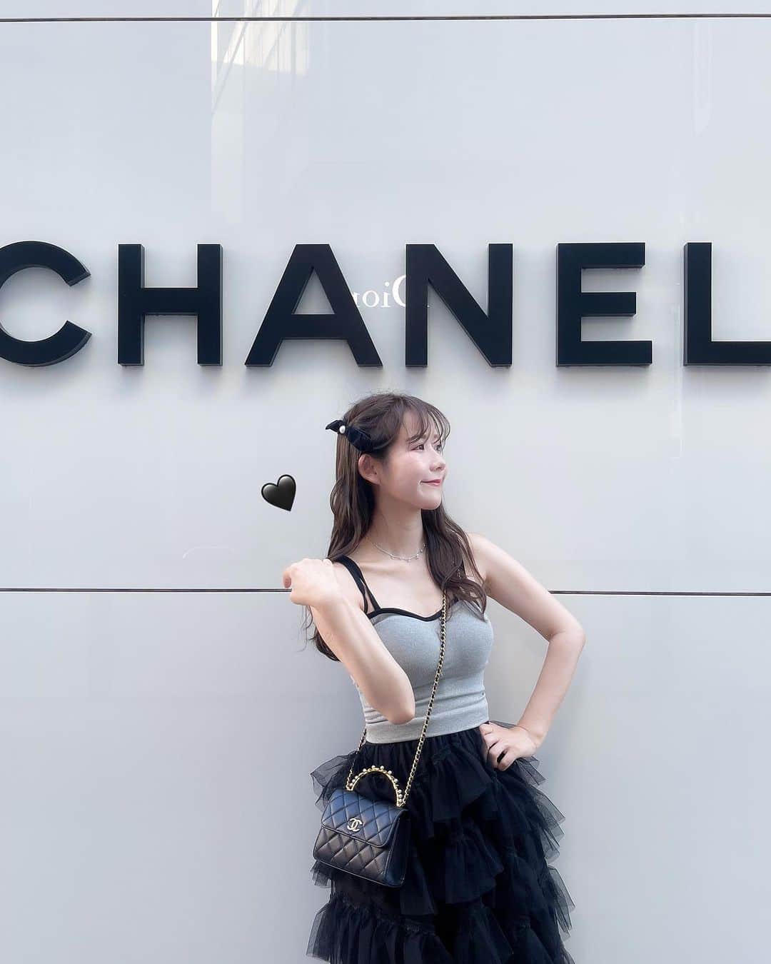 のインスタグラム：「. . . 好みのコーディネートができて満足🐇🩶❕ . . CHANELのバッグはこんな感じの ミックスコーデで合わせたかったんだ〜✌🏻⛓️ . . . . トップス　@shein_japan スカート　@crayme_official バッグ　　@chanelofficial シューズ　韓国 . . . #chanel #chanelbag #coordinate #コーデ #コーディネート #コーデ記録 #韓国ファッション #韓国ヘア #韓国っぽ #韓国コーデ #韓国っぽコーデ #韓国ファッションコーデ #シャネル #シャネルバッグ #シャネルバック #シャネルショルダー #ヘアアレンジ」
