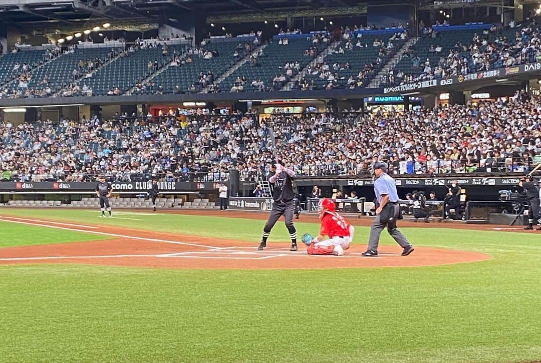 土井悠平さんのインスタグラム写真 - (土井悠平Instagram)「エスコンでの試合も 残り4試合ですね🥹 「FINAL GAMES」も宜しくお願い致します🔥  ・フォロワーさんが撮ってくれた盛れてそうな画像 ・試合後並んでくれる人達 ・今成さんの勇姿 ・しゃけまる弁当  統一性のない投稿でごめんなさい😇😇😇  明日、ベルーナドーム行きます🔥ハンカチ用意して行きます。  #北海道日本ハムファイターズ  #lovefighters  #エスコンフィールド北海道  #gaora  #ファイターズライブフィールド  #しゃけまる  #しゃけまる弁当」9月19日 21時37分 - doi_yuhei