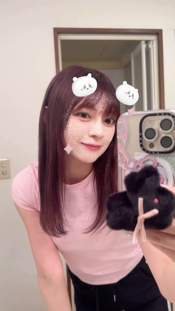 廣川奈々聖のインスタグラム：「かわいすぎだよ〜！な髪色になった〜🍒՞⸝⸝> ̫ <⸝⸝՞  めちゃくちゃレッスン着だけど、笑 お気に入り👶🏻 ⁡  有難うございます♡ @nana_hinataze ‎ ⁡  #チェリーピンク #ラベンダーピンク  #ヘアカラー #ブリーチなしカラー  #ストレートヘア #shimaginza #pinkhair #newhair」