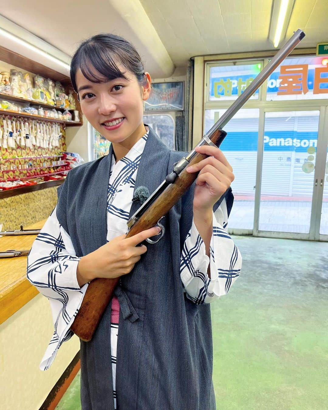 林恵理さんのインスタグラム写真 - (林恵理Instagram)「先日のロケでやった射的🎯 自分でもびっくりするほど的に当たる当たる！！！w  才能開花！ . . #射的 #山ノ内町 #湯田中温泉 #ロケオフショット #ロケ #オフショット #才能開花 #長野 #信州 #温泉 #温泉街散策 #nagano #shonsyu #onsen」9月19日 21時39分 - eri_rin.215