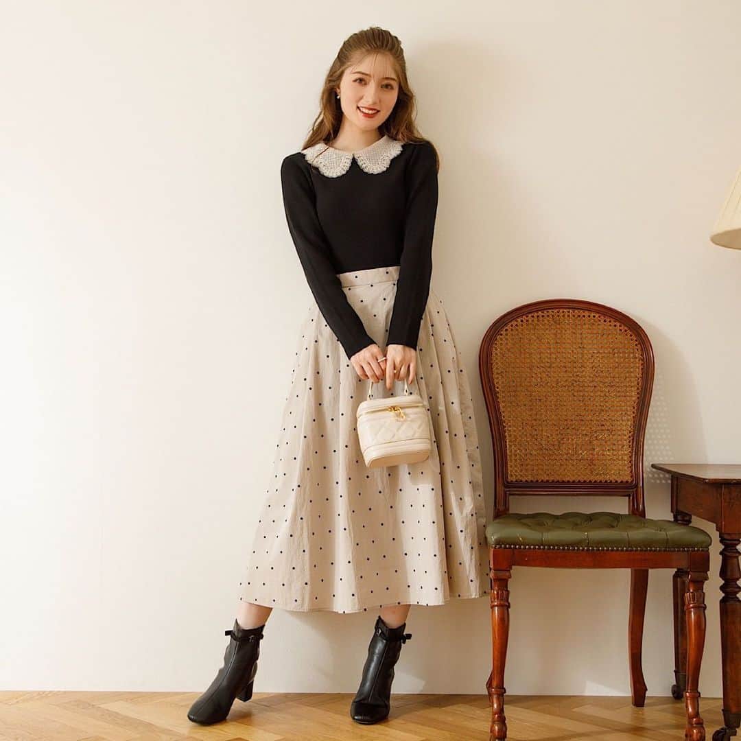 Couture brooch クチュールブローチ公式さんのインスタグラム写真 - (Couture brooch クチュールブローチ公式Instagram)「Autumn Monotone 秋のクラシカルレディはモノトーンで上品に♡ ⁡ 【Style01】 大人可愛いなら襟ニットがおすすめ。 モノトーンスタイルで甘さを程よくキープして♪ ⁡ knit ¥5,500 skirt ¥6,990 boots ¥8,500 earring ¥1,650 ring ¥1,650 ⁡ ⁡ コーデ詳細は、 ハイライト「special」から特集ページをご覧ください♪ ⁡ ⁡ ˗˗˗˗˗˗˗˗˗˗˗˗˗˗˗˗˗˗˗˗˗˗˗˗˗˗˗˗˗˗˗˗˗˗˗˗˗˗˗˗˗˗˗˗˗˗˗˗˗˗˗˗˗˗˗˗˗˗˗˗˗˗˗˗˗˗˗˗˗˗˗˗˗˗  #couturebrooch #クチュールブローチ #2023aw  #高見え #プチプラ #フェミニン #秋 #Autumn #秋コーデ  #ニット #ニットコーデ #レース襟 #スカート #ロングスカート #スカートコーデ #ドット柄 #ブーツ #ショートブーツ」9月19日 21時50分 - couturebrooch_official