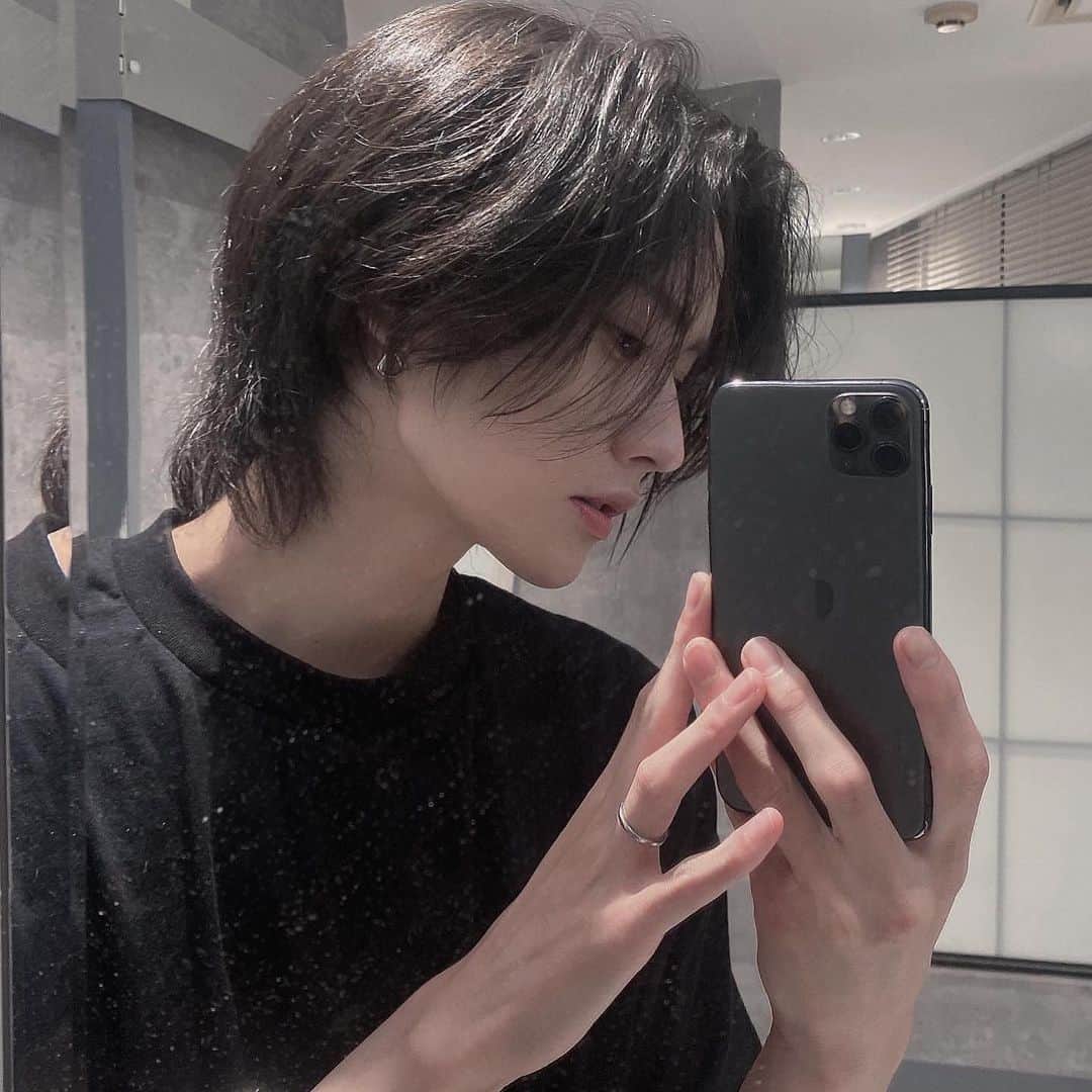 齋藤正太のインスタグラム：「オーダー多すぎシースルーセンターパート  #メンズウルフ#パーマ#ulzzangboy #メンズパーマ #マッシュ#ウルフ#マッシュウルフ #맞팔#マッシュショート #シースルーバング#スパイラルパーマ #ツイストスパイラル#センターパート#ウルフカット#韓国ヘア #波巻きパーマ #カルマパーマ#menscut#ニュアンスパーマ #ショートウルフ#ウルフメンズ  #ウルフパーマ #メンズインナーカラー #バレイヤージュ#メンズバレイヤージュ」