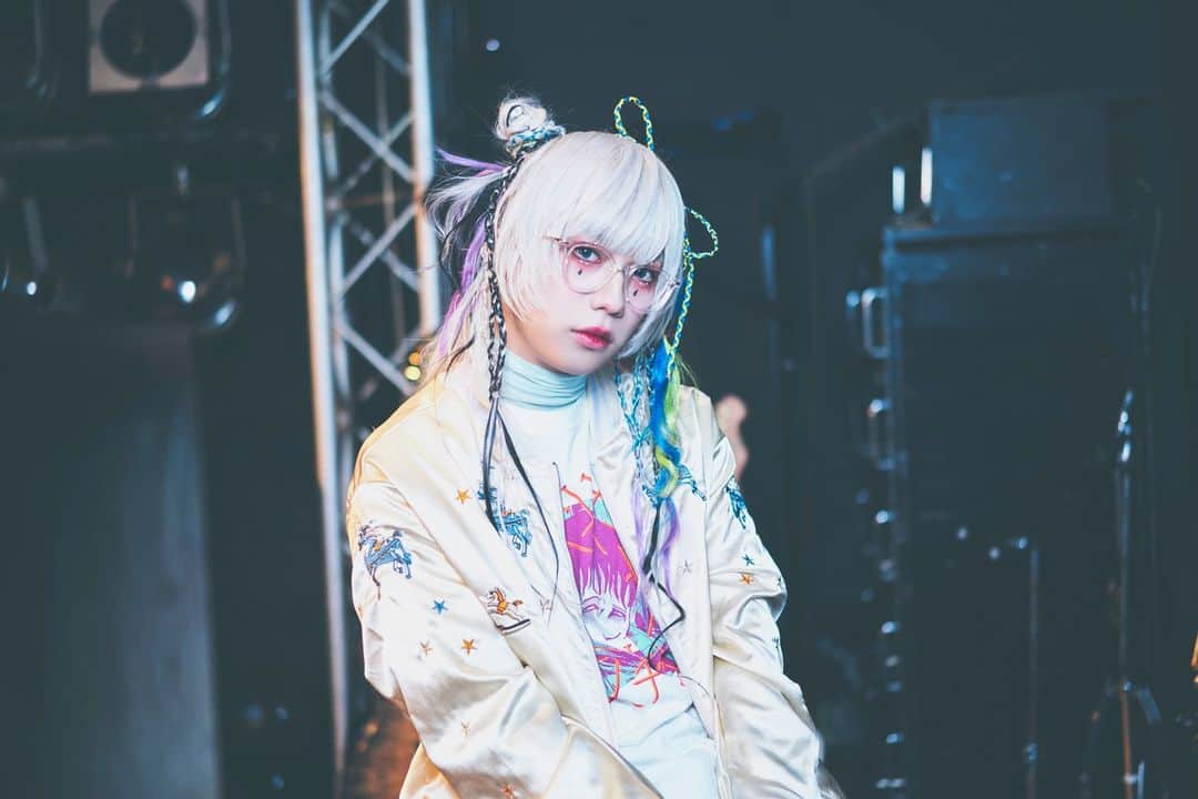 莎奈 のインスタグラム：「2023.09.17_nagoya_ell.fits.all 名古屋でした。 たまにライブ中に、どんな風に叩いても曲にハマる感覚になることがあって、この日のシトラスはまさにそうだった。すごく冷静だったけど楽しかったな。 久々にやった天狗が難しくて作った人を叱りたかったです。  あと最後の最後にめちゃくちゃ無茶ぶりがきてめちゃくちゃ怖かったです。青い子がいなかったらバキバキに滑るとこでした。あぶねえ。もうしません。 #天一2」