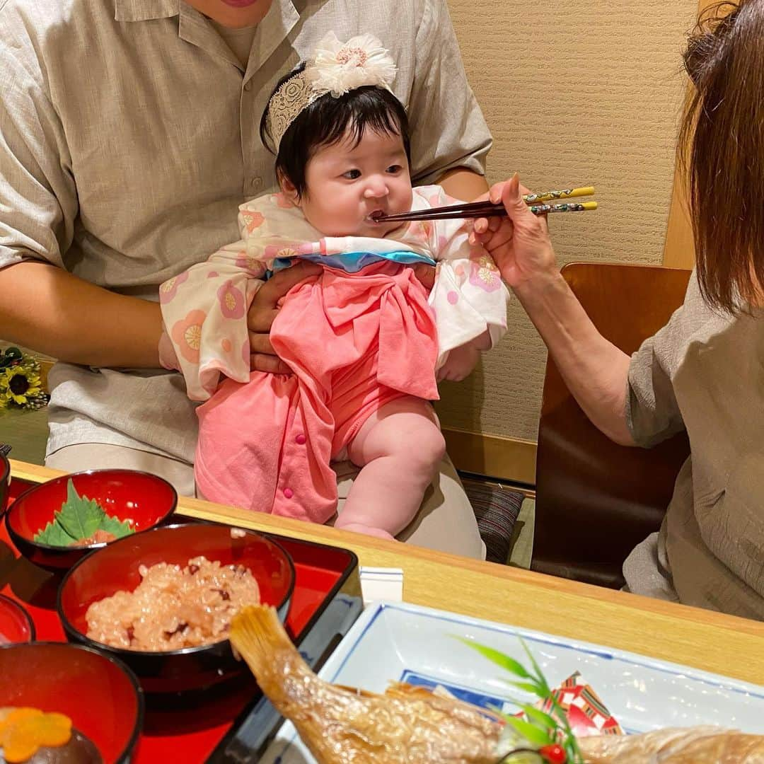 小泉留菜さんのインスタグラム写真 - (小泉留菜Instagram)「🐟👘 . . 詩ちゃんお食い初め😌🎀 総勢12人✨ 私の家族だけでこの人数！笑 子供たち目線で書いてみたけど(集合写真) 大家族ってやっぱいいよね〜💪🏻✨ . . お食い初めひいおばあちゃんにやってもらったんだけど、 もうすでに口ぱくぱくしてた👶🏻👍🏻笑 こりゃ離乳食が楽しみだね〜🤤✨ 食べ物に困らず丈夫な歯が生えてきますように✨✨ . . 敬老の日ということもあって ほんの気持ちだけどお花をプレゼント💐 (遥大ノリノリで渡してた😘) いつもありがとう👵🏻👴🏻💓 #お食い初め #サガミ #敬老の日  #生後100日 #100日祝い  #3歳 #3歳男の子 #3歳児 #ママ #男の子ママ #ママスタグラム #25歳ママ #口唇口蓋裂 #関東ママ #埼玉ママ #第二子 #第二子出産 #赤ちゃん #ベビー #baby #女の子ママ #2児ママ #0歳 #0歳児 #0歳児ママ #兄妹  #生後3ヶ月 #3ヶ月ベビー #3ヶ月」9月19日 21時50分 - runa_tyobin