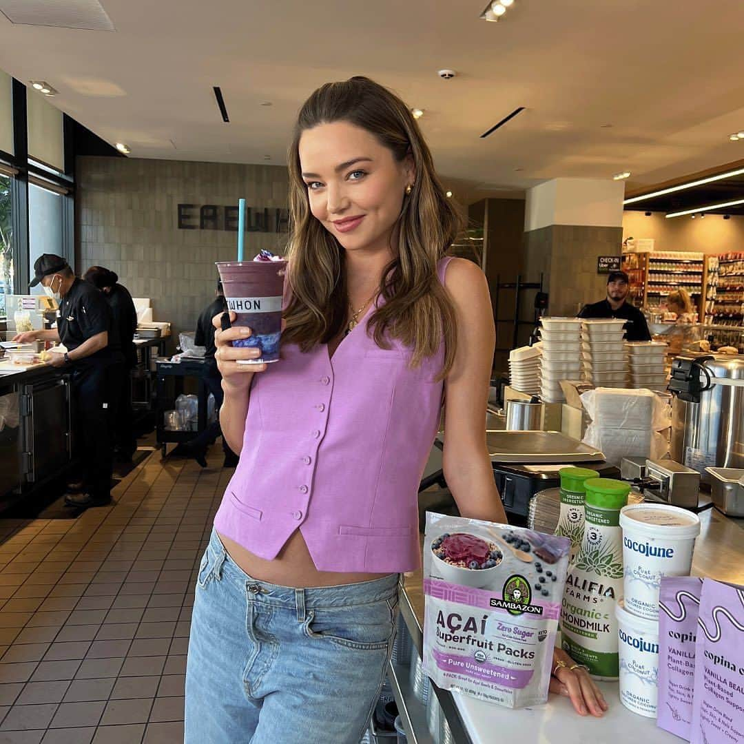 Sambazonのインスタグラム：「💜新商品！💜オーストラリア出身の女性ファッションモデル ミランダ・カー @mirandakerr の Kora Glow スムージーがアメリカのLA近郊に展開するハリウッドセレブやモデル御用達のスーパーErewhon でブレンド中！🥤   フィーチャリング SAMBAZON 無糖アサイー スーパーフルーツパック！   中身： SAMBAZON 無糖アサイー スーパーフルーツパック、バニラプラントベースのコラーゲン、オーガニックアーモンドミルク、オーガニックココナッツ、ココナッツウォーター、メープル、バナナ、ブルーベリー、ルクマ、ブルーマジック、ピタヤパウダー、ココナッツクリーム。   ✨売上の一部がオーガニックファーミングリサーチファンデーションに寄付されます✨ @organicfarmingresearch   もしLA地域にいるなら、この機会にMirandaのスムージーを試して、SAMBAZON 無糖アサイー スーパーフルーツパックを手に入れてみてください！または、近くにErewhonがない場合は、すぐにレシピを共有します - お楽しみに！ 🤗   *packageはアメリカ版となりますが中身は同じです。  #SAMBAZON #アサイー #MirandaKerr #Erewhon #Erewhonスムージー」」