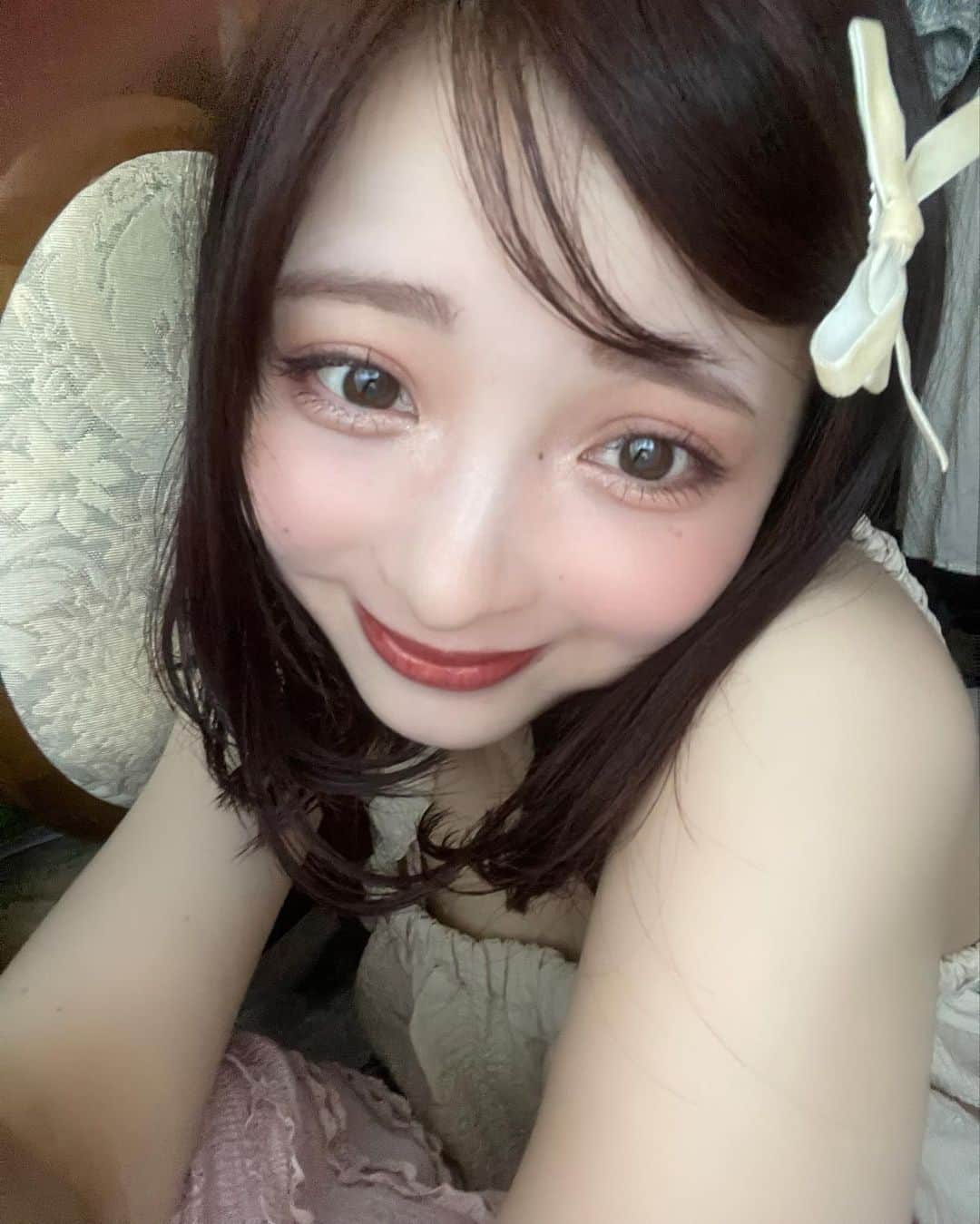 新田湖子のインスタグラム：「目元はラメラメが好み‎🤍 この間、まつ毛と眉毛メンテナンスしてからずっとメイクが調子良いの、、♡  @__kaede.516_ さん いつもありがとうございます🎠」