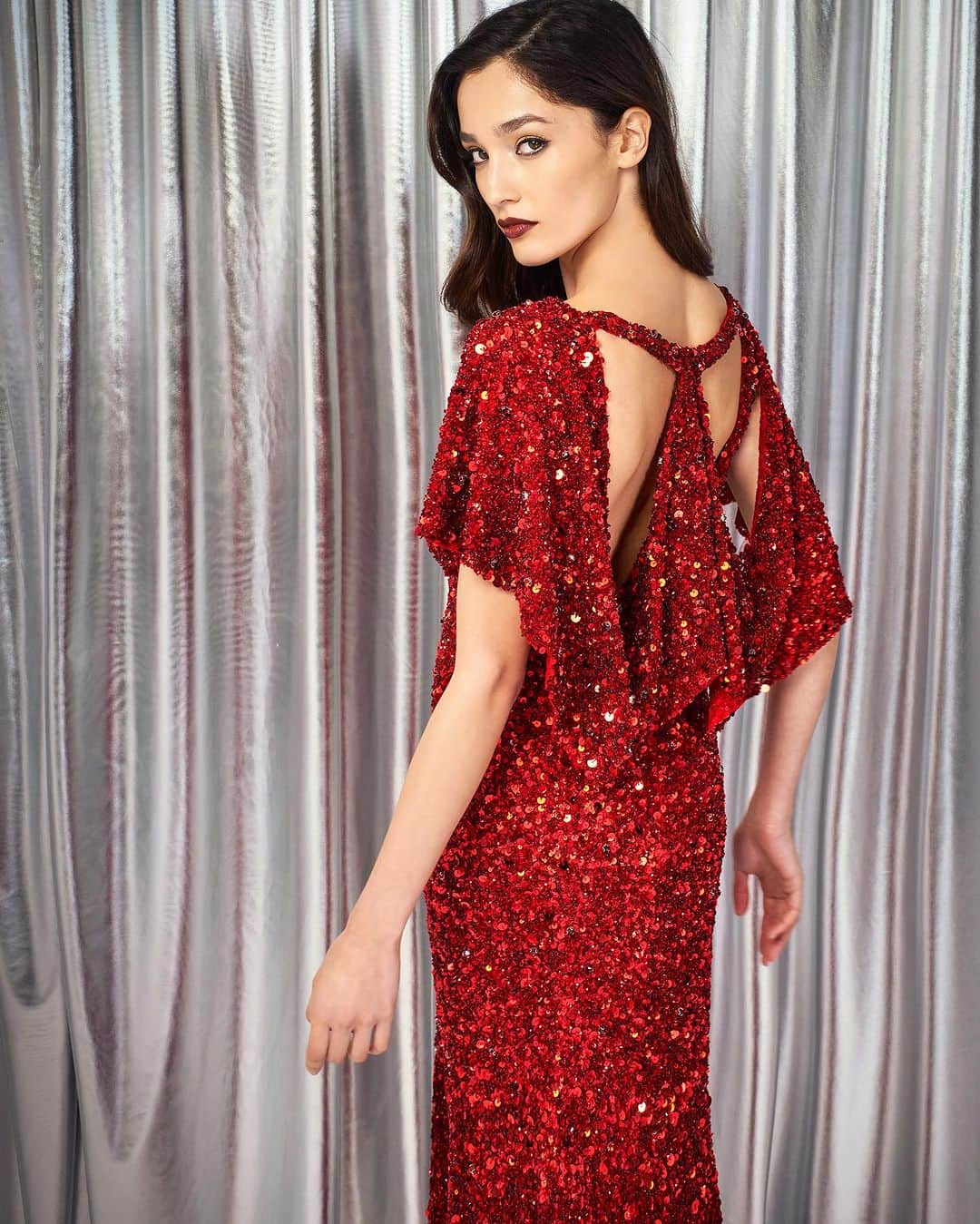 ジェニーパッカムのインスタグラム：「Gaia in red. Sequin-embellished gown with dramatic back detail. Also available in navy.  #jennypackham #fall/winter23 #winter23 #vogue #runway #style #dress #red #hollywood #la #newyork #paris #milan #london」