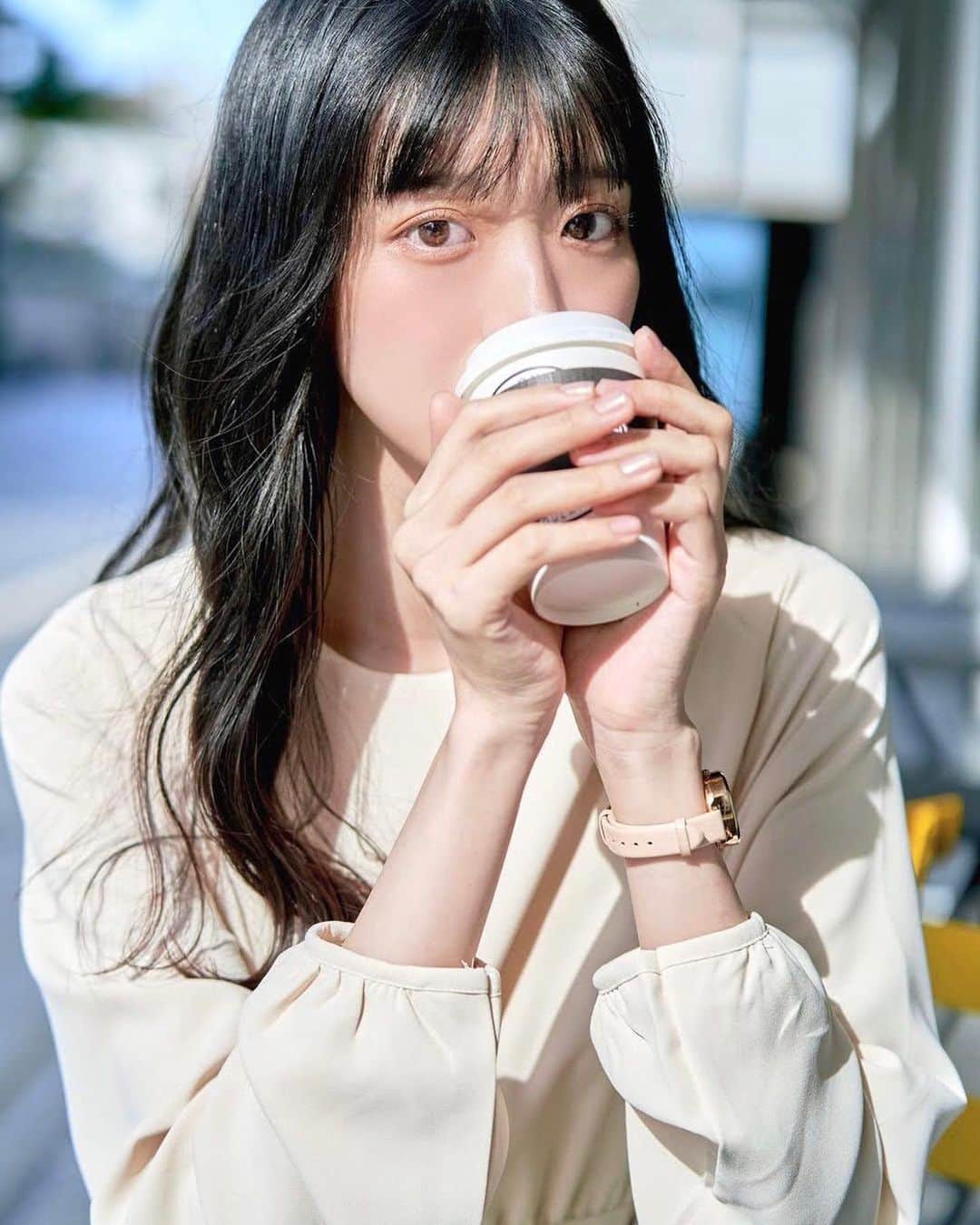 桃のインスタグラム：「#国民的彼女コーデ　🤍 ワンピースを着るのが素敵なのかなと思うので白のワンピースがおすすめです👗 アクセサリーも付けると気分も上がりますし大人ぽさも加わった彼女コーデになると思います◎ #jjモデルオーディション2023」