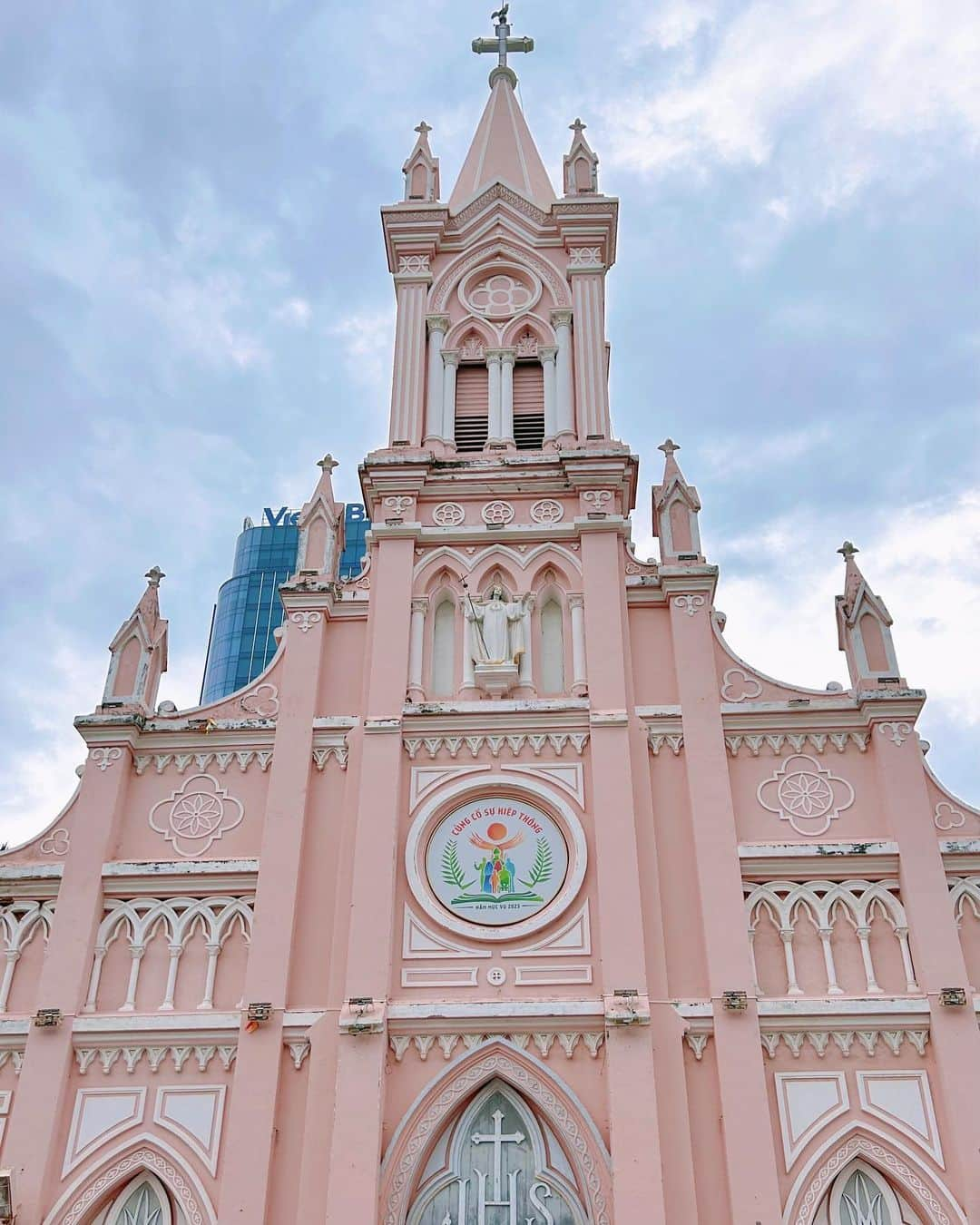 makoのインスタグラム：「♡  Vietnam🇻🇳ダナン  ピンクの教会💞 ダナン大聖堂💒  フォーは大聖堂の近くの Phở Bắc Hải(フォーバックハイ)へ🍜 美味しかった♡ ↑最終日も行ったくらい🤣  出発の5日前くらいに予約したから 行けて良かった✈️🇻🇳w  #ベトナム #ベトナム旅行 #ダナン #ダナン大聖堂 #フォー #PhởBắcHải」