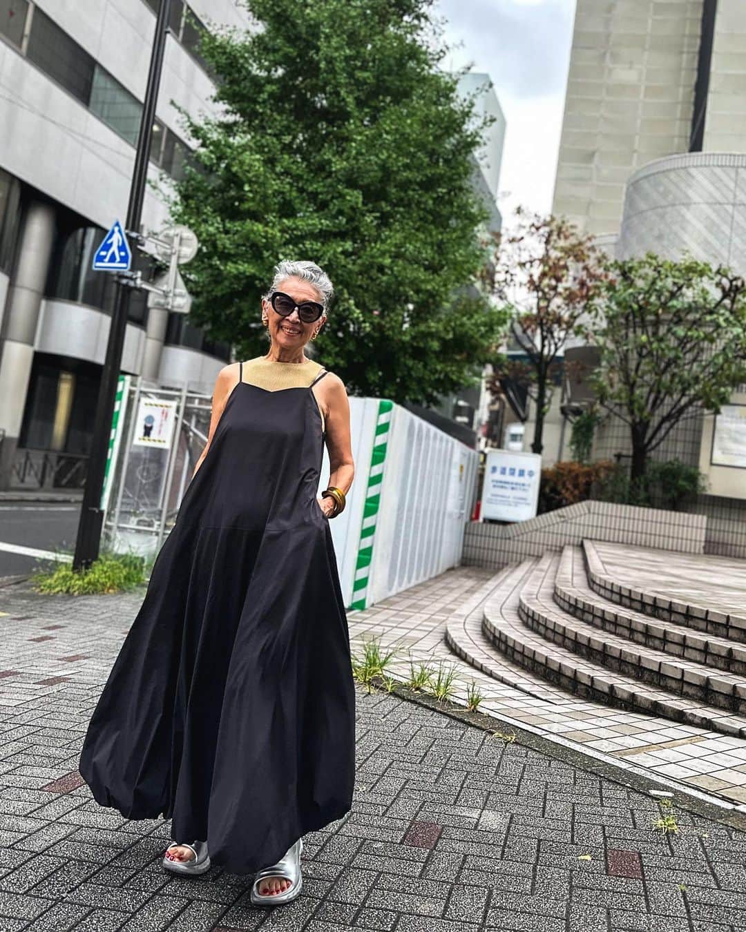 内藤朝美さんのインスタグラム写真 - (内藤朝美Instagram)「🎈🫧  合わせ方によっていく通りにも楽しめるバルーンなドレス。最近こればかり着ています🖤  Dress : @ommo_official_   #お気に入り」9月19日 21時45分 - naito_saori