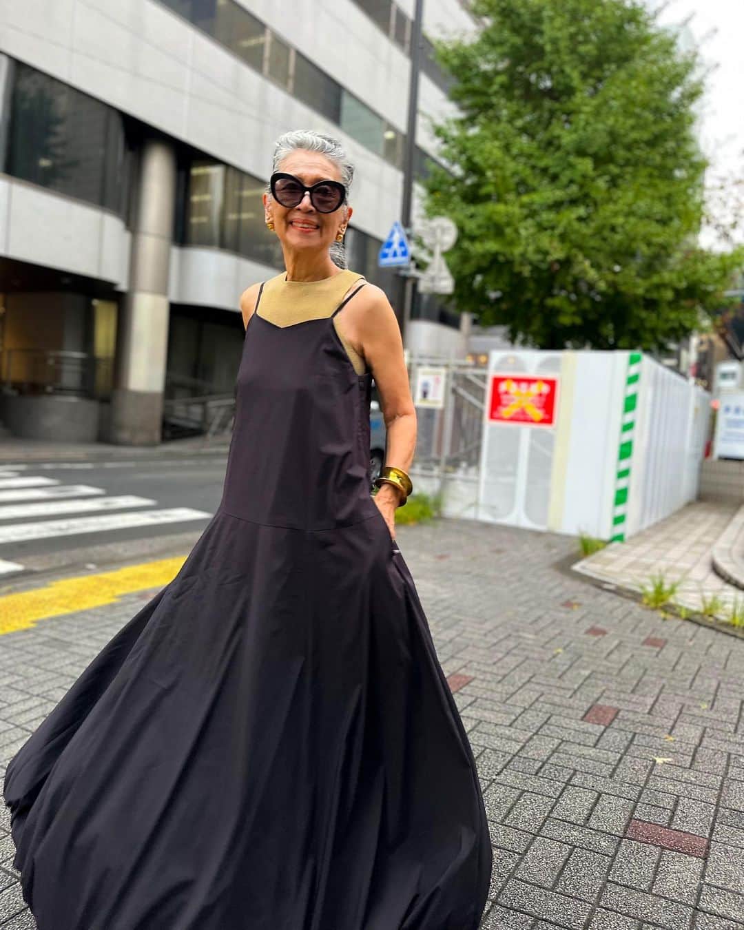 内藤朝美のインスタグラム：「🎈🫧  合わせ方によっていく通りにも楽しめるバルーンなドレス。最近こればかり着ています🖤  Dress : @ommo_official_   #お気に入り」