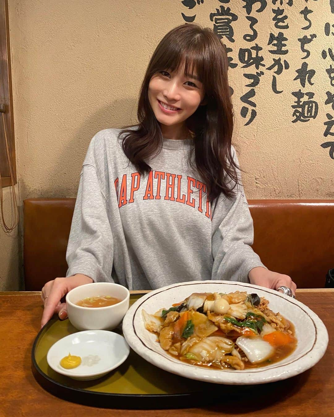 橘花凛のインスタグラム：「今日はお盆に帰れなかったのでお墓参りに行きました✨ そして夜は家族で三宝亭に行きました🍜🧡 連日美味しいものたくさん食べてるからたくさん浮腫んでる🤣✨でも幸せ💓 母と兄にもたくさん食べるからびっくりされてます😋 新潟のお米が美味しくて昨日は3杯おかわりしました🍚 東京に帰ったらダイエット頑張ります🚶 #三宝亭 #ラーメン #新潟」