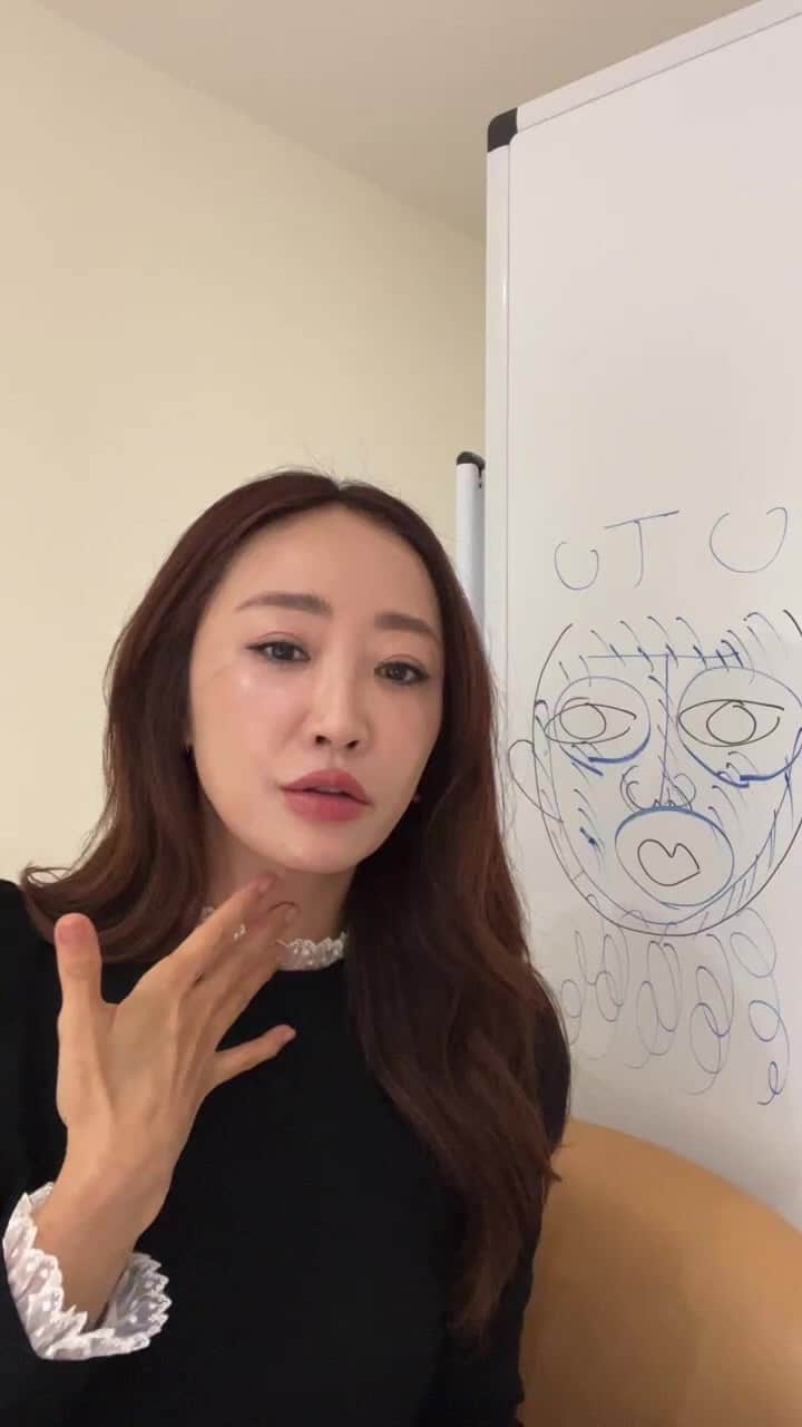 神崎恵のインスタグラム：「・ クレンジング、どこからやってる？ 何分かけてる？ 「落とすケア」のお話をしました。  @duo_cosme  #megumisbeautychannel   #タイアップ #DUO #DUOクレンジングバーム  #土台からなりたい肌へ」