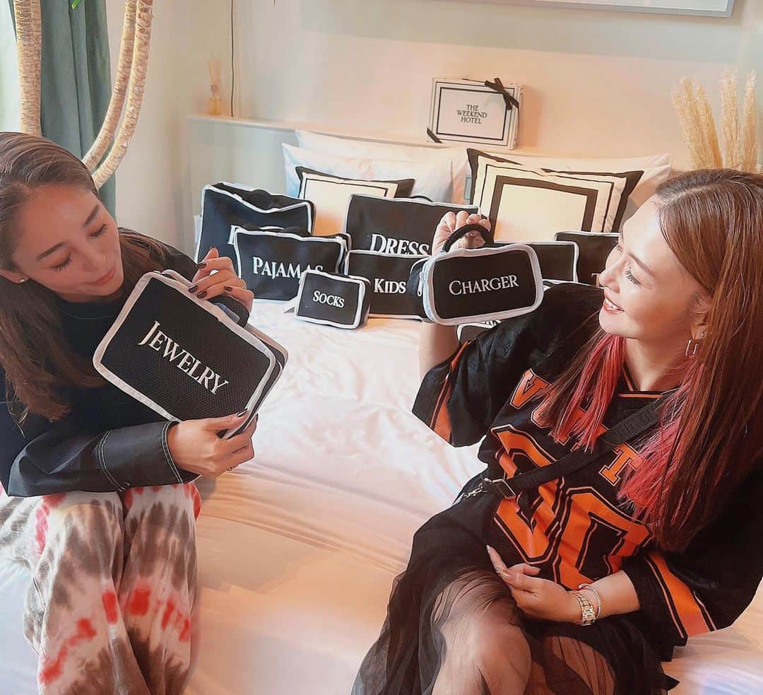 大桑マイミのインスタグラム：「THE WEEKEND HOTEL＆GOODTIME TREATMENTのクロージングイベントに行ってきました。 全て欲しい。🫶便利で可愛い ライフスタイルグッズが沢山。  お気に入りは　 @the_weekend_hotel × @yu_yamada_ ❤️氏 コラボbag の　「newyork」 のバイカラー でもlondon のカラーと大きさもツボっ。うーーん悩む。 全部欲しいっ。 旅好きの我が家に小物入れ欠かせない。  皆んなとお喋りteetimeも 楽しかった😊🧡 @goodtime_treatment」