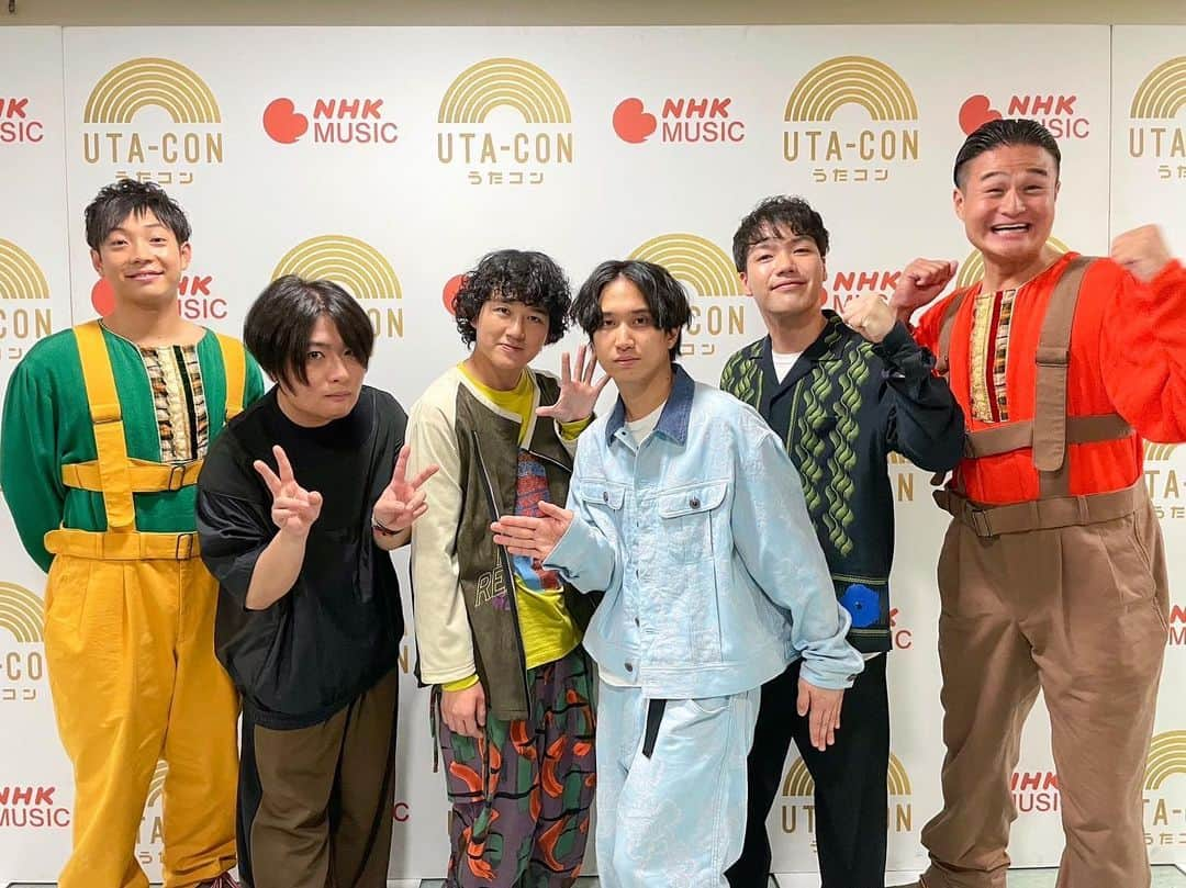 マカロニえんぴつのインスタグラム：「_  NHK【うたコン】生放送ありがとうございました‼️🙏📺🎙️✨  ティモンディのお二人&てれび戦士たちとのダンスコラボステージで “ネクタリン” をテレビ初披露しました🙈🍑💕  #うたコン #NHK #ネクタリン #天才てれびくん #てれび戦士」