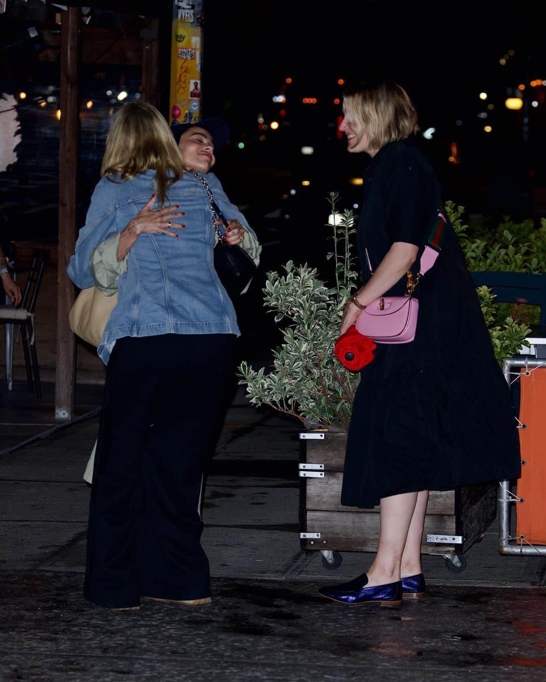 Just Jaredさんのインスタグラム写真 - (Just JaredInstagram)「Taylor Swift grabs dinner with a superstar squad including Laura Dern, Greta Gerwig and Zoe Kravitz at Il Buco in NYC. Tap this picture in the LINK IN BIO for all the photos! #TaylorSwift #LauraDern #GretaGerwig #ZoeKravitz Photos: Backgrid / Splash News」9月19日 21時48分 - justjared
