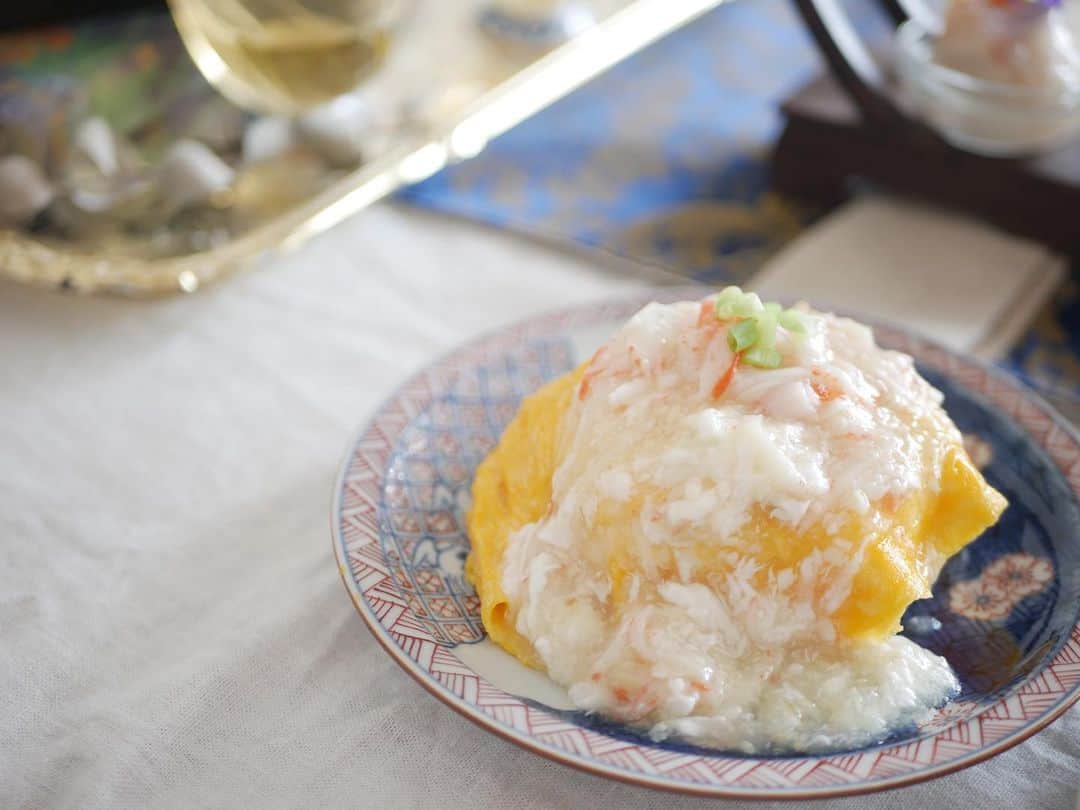のインスタグラム：「♡♡ . . 〜中国茶でアフタヌーンティ〜 . 🫖野菜たっぷりふわふわ天津飯 🫖エビと花のグルテンフリーしゅうまい 🫖トマトのファルシ〜クラゲときゅうりの和え物〜 🫖パンダのフルーツ大福 🫖中国茶とライチのゼリー . . 香味糀で作るシュウマイが美味しすぎてビックリ🫢 生春巻きの皮で巻いて蒸すだけ‼︎ これはお家でも簡単にできそう😋 . #お料理教室」