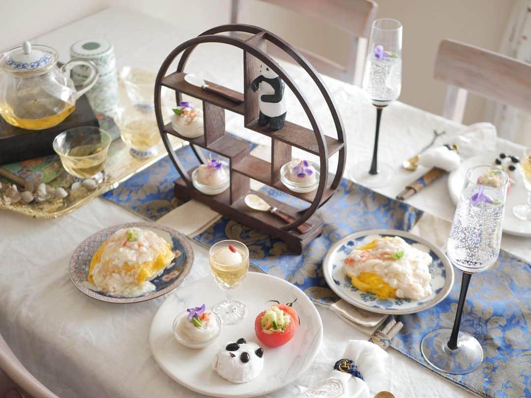 のインスタグラム：「♡♡ . . 〜中国茶でアフタヌーンティ〜 . 🫖野菜たっぷりふわふわ天津飯 🫖エビと花のグルテンフリーしゅうまい 🫖トマトのファルシ〜クラゲときゅうりの和え物〜 🫖パンダのフルーツ大福 🫖中国茶とライチのゼリー . 今月の#お料理教室 前回と違って大人なテーブルスタイリング🥺✨ . 大好物のクラゲ😋 おかわりしちゃいました😋 @mykitchen.marietta」