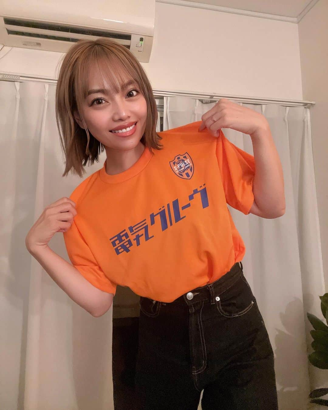 石川あんなのインスタグラム：「#エスパルス × #電気グルーヴ  国立コラボTシャツ⚽️  やっと届いたので2位浮上をかけたアウェイ金沢戦観てるときに着ました☺️ DAZN観戦だけど気合い入った🔥  そして2位浮上おめでとう🧡 残り少ないけどまだまだこれから！ 今年アイスタ行けてないから残りどこかで絶対行きたい🥹 #spulse #サッカー #J2」