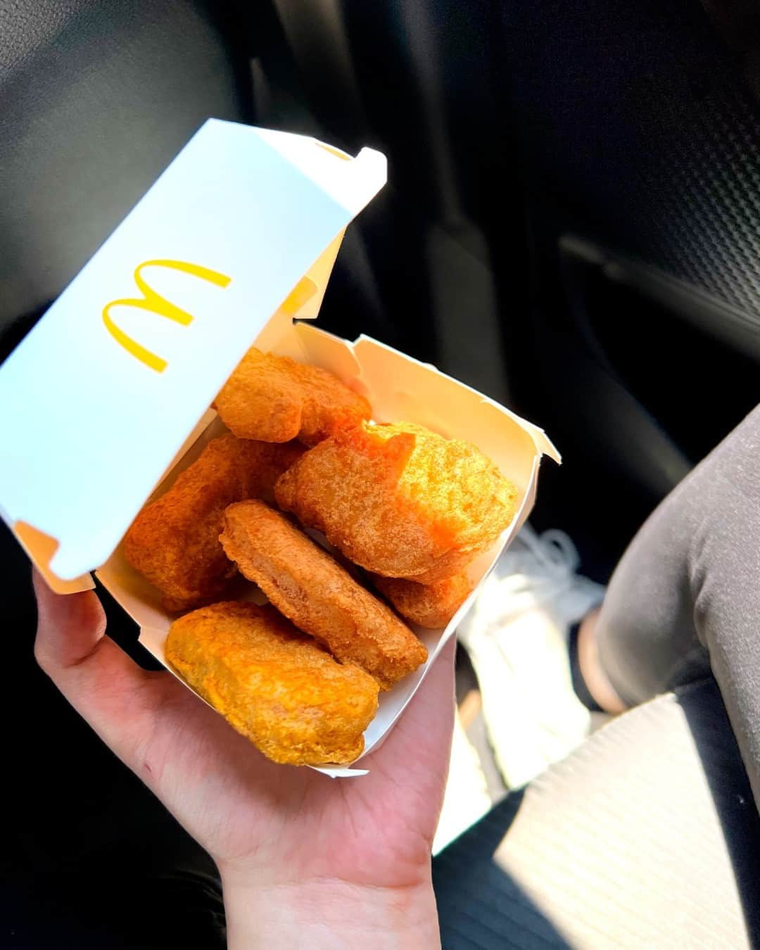 McDonald's Philippinesのインスタグラム：「McNuggets muna to hype up your daily routine! ✨ Drive-Thru buddies, where you at? 👀」
