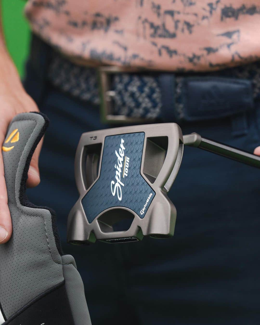 テーラーメイド ゴルフさんのインスタグラム写真 - (テーラーメイド ゴルフInstagram)「The iconic shape of Spider Tour is BACK. 🕷 Introducing an all new line of Spider putters designed for stability, forgiveness, and True Path Alignment. The family includes two iconic shapes as well as two new modern looks. Hit the link in bio to learn more about the Spider Tour Series.」9月19日 21時59分 - taylormadegolf