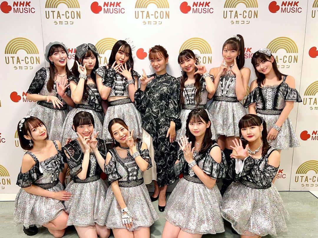 のインスタグラム：「『うたコン』見て下さった皆様 ありがとうございました🎶  夏まゆみ先生に捧ぐSPメドレーを モーニング娘。’23のメンバーが パフォーマンスする姿を 生で見させてもらいました🌈✨  めちゃくちゃかっこよかった！ 本当に素晴らしかった💕💕  もう…涙無しでは みられませんでした😭😭😭  夏先生が想いを込めてつけた振りを 大切に繋ぎながらも あんなにカッコよく 進化させてくれて…  ありがとう💓  #nhkプラスで見逃し配信中」
