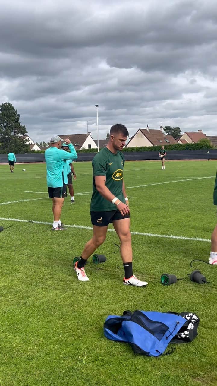 のインスタグラム：「A first look at @handrepollard back with the @bokrugby squad in today’s training session 🦵」