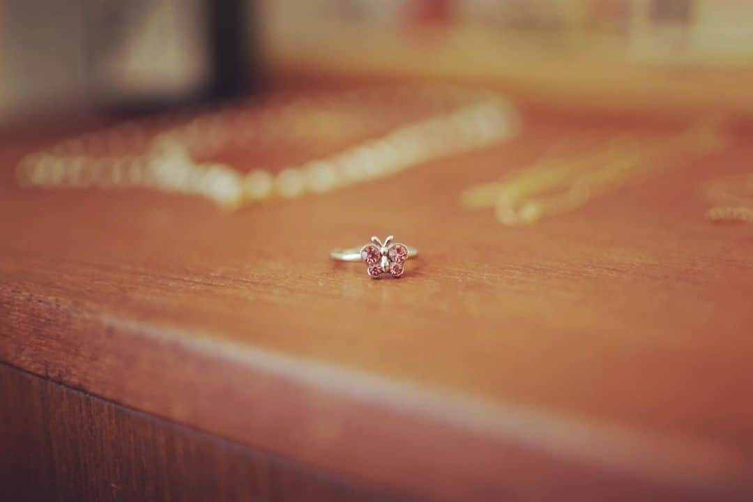 のインスタグラム：「.  4年前のお祭りで 「お母さんに指輪買ってあげる！」 と言ってくれていたのに 「お小遣いなくなっちゃうから、いいよいいよ」 なんて遠慮して、もらいそびれた指輪 今年、同じ神社の縁日でプレゼントしてもらった 8歳の無邪気さとはまたちがう面持ちで 「お母さん、どれがいい？」って ちょっとはずかしそうに選んでくれたの お母さん、すごくうれしかった」