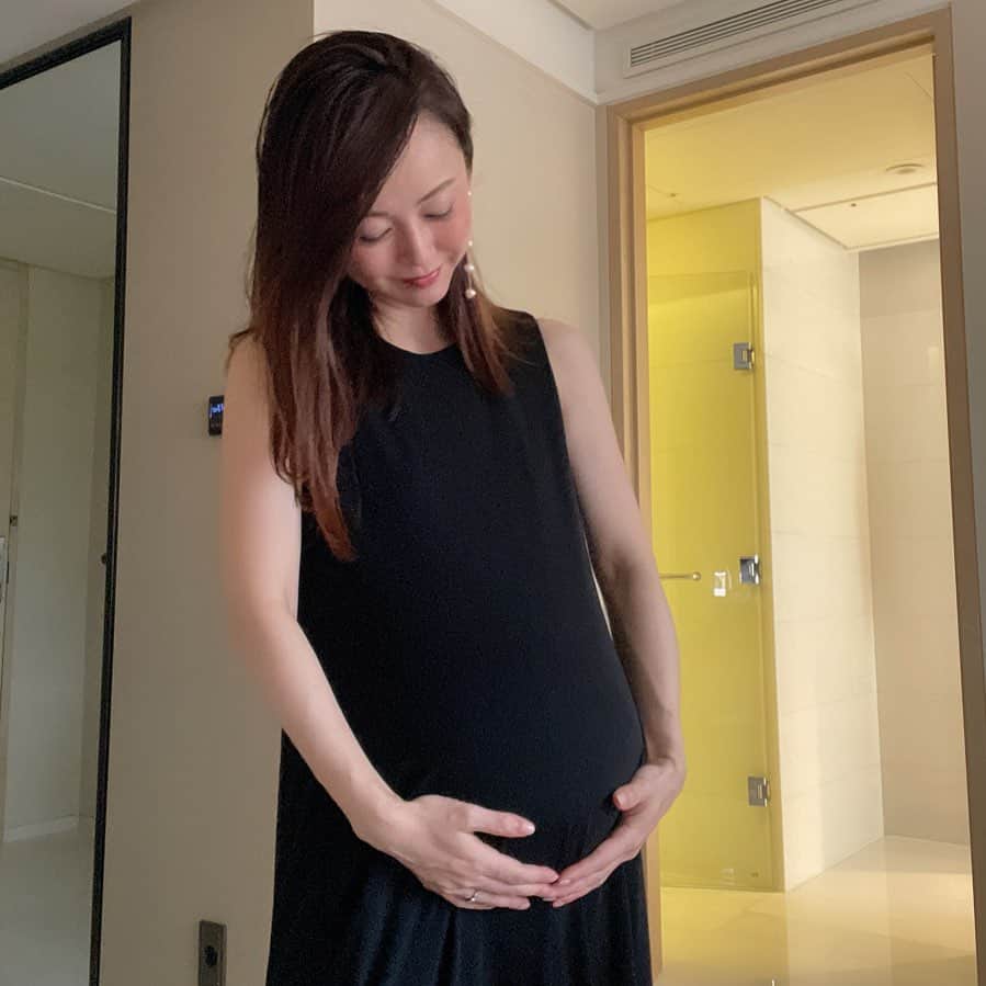 宮崎宣子さんのインスタグラム写真 - (宮崎宣子Instagram)「35週の健診は逆子でした。 高齢に関わらず帝王切開が決定しました。  逆子体操とかもあるらしいのですが、 お腹が張りやすいのでやらない方が良いとのことで先生がこのままでいいよと。  いつ産まれてももう身体はできてるとのことでしたが、予定日としては後1ヶ月弱はあるのでドキドキしますね。  予定日よりも早く破水した場合も緊急帝王切開になるそうで、もう少しお腹にいていいからねと話しかけております。  入院準備とかもしておかなくてはいけないですが、お菓子とか飲み物とかもいるのかなと遠足みたいになってきてあれもこれもとカバンに入らなくなってきました😂  もうすぐ会える喜びと、 ごにょごにょ動く胎動の神秘的な感じ…  残りわずかとなりましたが、 一心同体の今、何しておいた方がいいかなーと考えてます☺️  #43歳妊娠 #44歳出産 予定 #マタニティライフ  #残り1ヶ月 #きりました #帝王切開 #逆子 #治らず #pregnant  #pregnancy  #入院準備  #緊張してきた  #今できること  #お腹の張り  #ゆっくり時間  #残りわずか」9月19日 21時55分 - miyazaki_nobuko