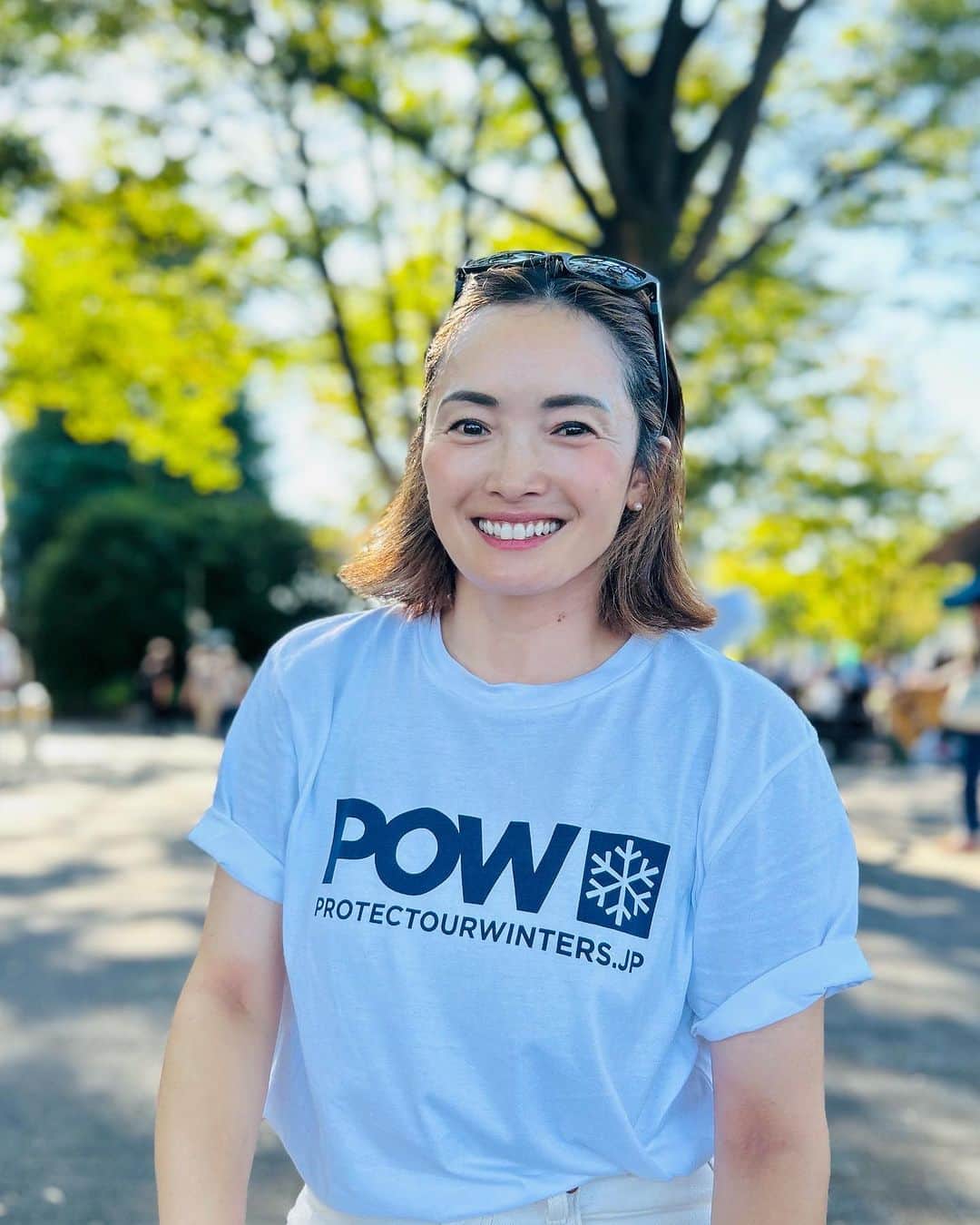 清澤恵美子のインスタグラム：「昨日は私自身POWのアンバサダーとなり初めてイベントに参加させて頂きました❄️ POWはPROTECT OUR WINTERS 、冬を守るために活動している団体です。 POWの仲間たちは世界中にいて、私たちはそのJAPAN支社のような感じです☺️   メンバーは雪をフィールドにして雪を愛している方々が多く、気候変動に関しては直接肌で感じています。  この問題に関しては色んなご意見があると思いますが、私の想いは単純でただ雪を守りたい❄️ 子供たち、未来の子供たちに楽しいウィンタースポーツをさせてあげたい。という想いで今できることをしています。  平均気温が2度上昇したら？ と言われても正直よく分かりませんよね？？ 私も実感が湧きません。 しかし我が子の体温が2度上昇したら私はパニックです。 顔は真っ赤。ぐったり、動けない。息苦しさ、色んな症状があると思います。  それが今後近い将来地球で起きるということです。  ひとりができることなんて本当微々たること。けれど1人が100歩進もうとする力より100人の一歩のほうがとっても簡単。  うちは私と夫と息子の3人で、 一人ひとりたっぷり氷を入れた水筒を持って、飲むといつでも冷たく最高なんです😄 家の中で熱を発するテレビは見ない時は消す。運良く風通しと明るい家だから電気も全然つけなくて良いし、気がつけば電力も節約したり、みんなで散歩するようにゆったりとしたペースかもしれないけど、毎日続けて、3人で毎日3歩だけだけど、前に進んで、できることやれることを続けています。  今年の夏は本当に暑くて、東京では外遊びがなかなかできなかった。 公園の水遊びもお湯になってしまってゆでダコになったくらい♨️ 流石にワタシもキツかった💦  子供の体力の低下も気候の変化に関係している。私たちのミライってどうなるんだろう？？ みんなが守りたいものは何ですか？  私がやってきたスキー競技はこのまま行くと無くなってしまう競技かもしれません。 夫がやっているゴルフ競技も夏はどこへ行っても暑すぎてできなくなってしまうかもしれません。 暑すぎるとできない学校教育やスポーツがあります。 もしかしたら外を歩くことすら…  知ること、そして考えるきっかけになれば嬉しいなぁと思います☺️ #ワタシのミライ」