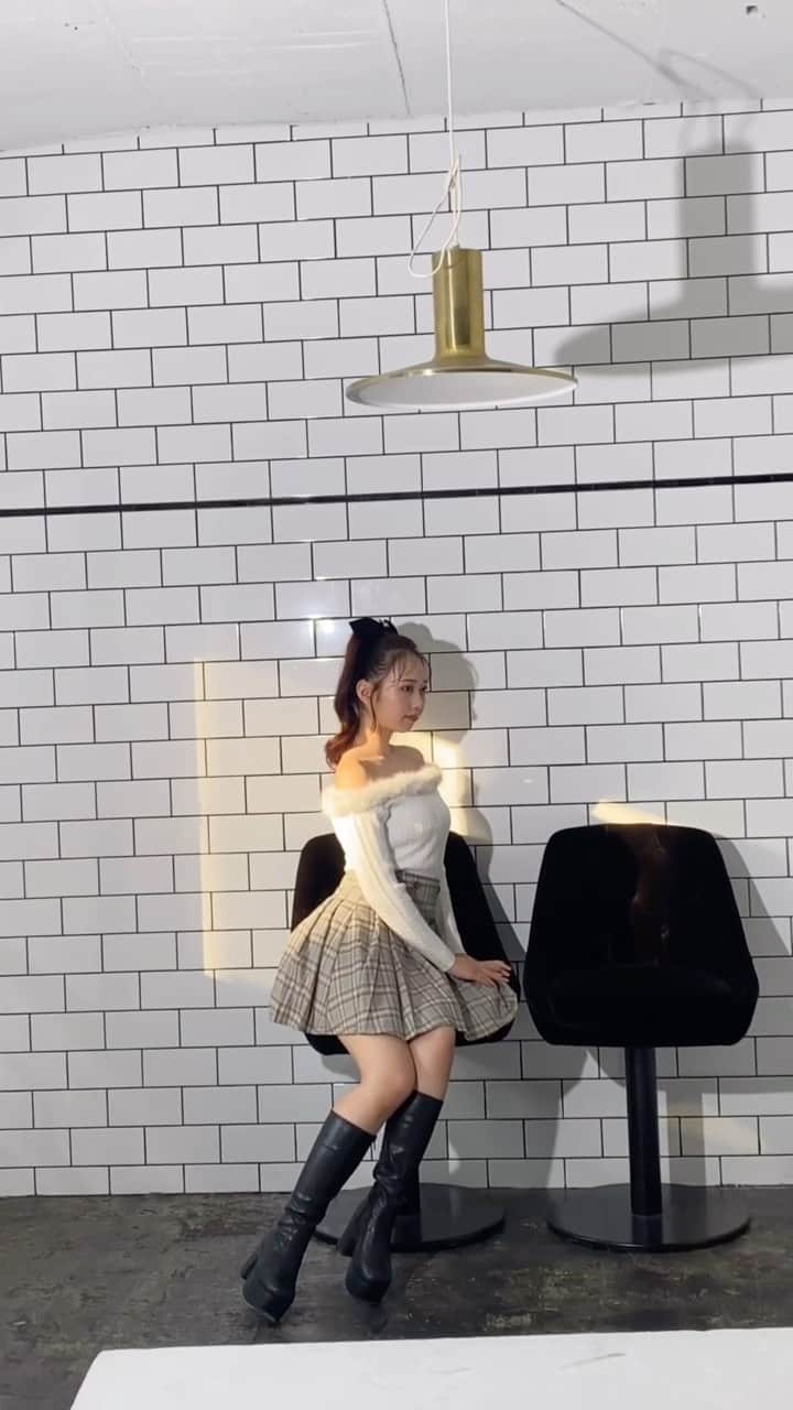 大盛真歩のインスタグラム：「撮影中にマネージャーさんが撮ってくれた動画載せてみる～🐈‍⬛‪‪❤︎‬   #evelyn  #wintercollection  #model  #fashion」