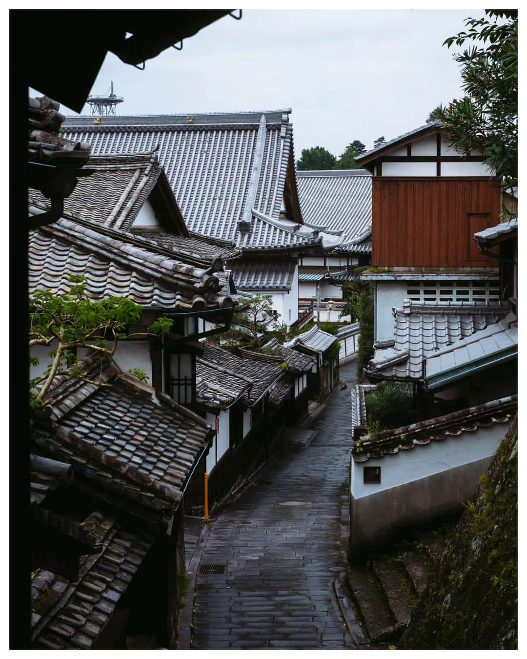 Takashi Yasuiのインスタグラム：「Oita 🏯 July 2018  #臼杵 #USETSU #unknownjapan #explorejapan #hellofrom #widenyourworld  #createexploretakeover #passionpassport  #MadeWithLightroom #vscofilm #huntgram #hbouthere #hbweekends #photocinematica #SPiCollective #ASPfeatures #reco_ig #TakashiYasui」