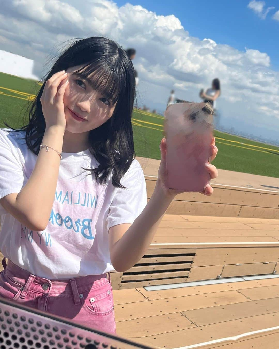 西田汐里のインスタグラム：「🌤  高い所の写真です！苦手な方は気をつけてね🫧  渋谷スカイに行きました！  天気よくて暑くて楽しかった😊 空近かった〜☁️  #渋谷スカイ  #beyooooonds #西田汐里」