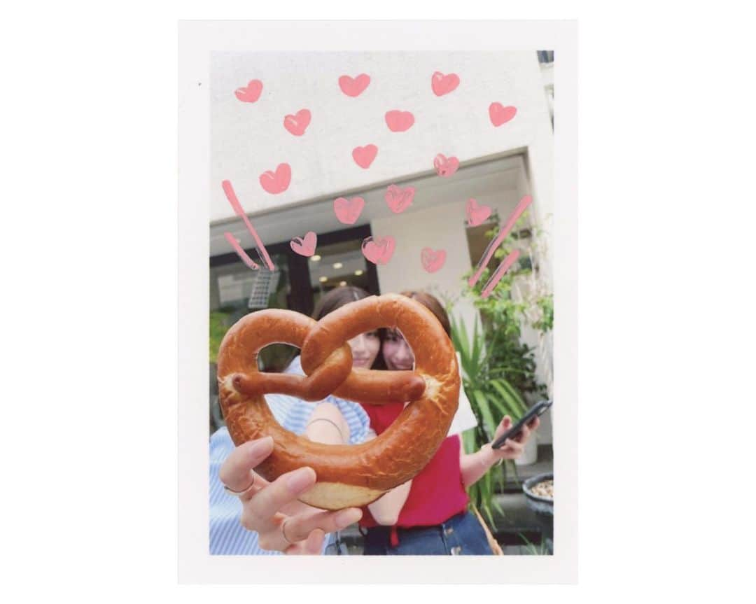 乃愛のインスタグラム：「とっておきの思い出をかたちに🥨  てのひらにおさまるハーフサイズプリント、 ネットやお店でもつくれます！  みなさまもぜひね✉︎  いつもあそぶふたりと鎌倉旅、さいこうにたのしかった〜〜！！！！ありがとう！  #プリントデイズ #fujicolor  #フジカラープリント #ハーフサイズプリント」