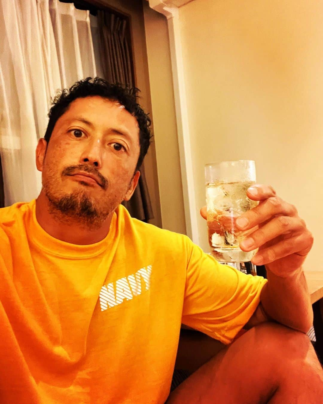 池内博之のインスタグラム：「今日は撮影前乗り。 ハイボールを飲んで、明日は5時起きだな。  あ、関係ないが昨日ムカデに刺された。 だか、全く腫れてない。 まあ、どうでもよい。  おやすみなさい。」