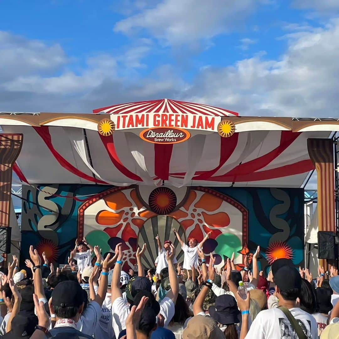 スチャダラパーのインスタグラム：「9/17 ITAMI GREENJAM'23 9/18 KOYABU SONIC 2023 にお越し頂き、スチャダラパーのライブをご覧頂いた皆様、ありがとうございました！どちらも楽しくライブをさせて頂きました！次回のライブは 9/24 りんご音楽祭2023となります！ 是非お越しください～。」